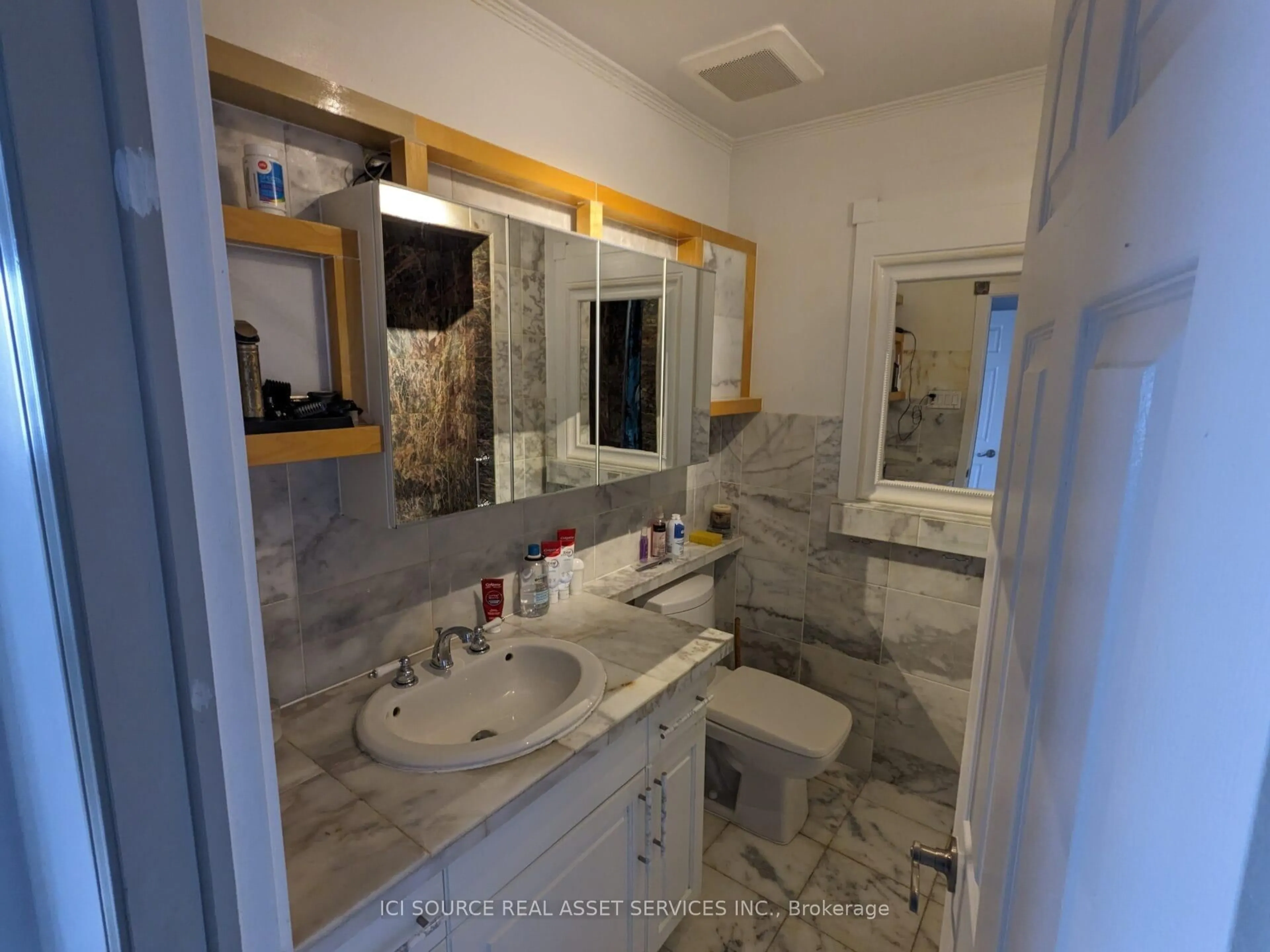 Standard bathroom, ceramic/tile floor for 1168 Canterbury Rd, Mississauga Ontario L5G 4A2
