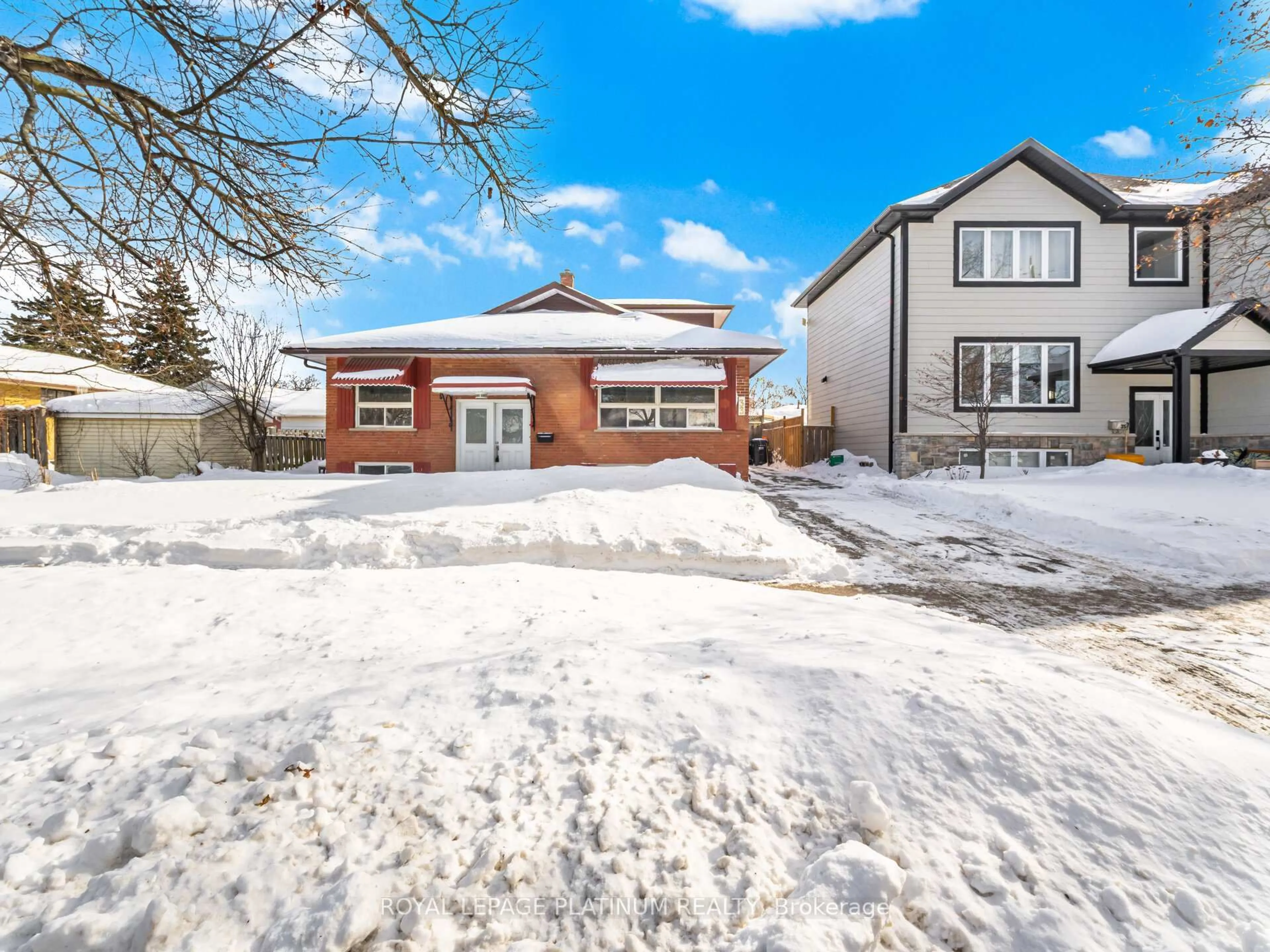 A pic from outside/outdoor area/front of a property/back of a property/a pic from drone, street for 33 Campbell Dr, Brampton Ontario L6X 2H8