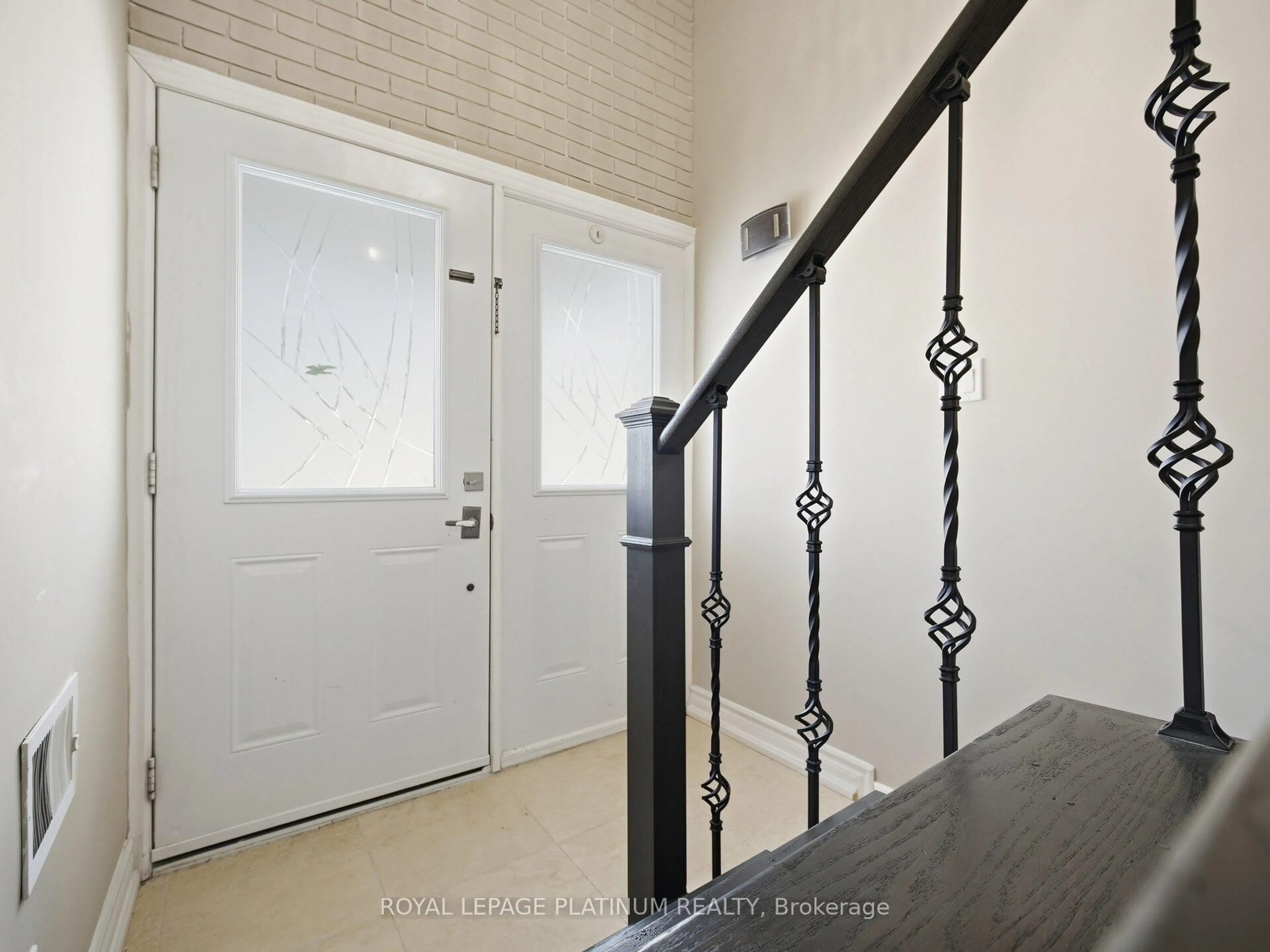 Indoor entryway for 33 Campbell Dr, Brampton Ontario L6X 2H8