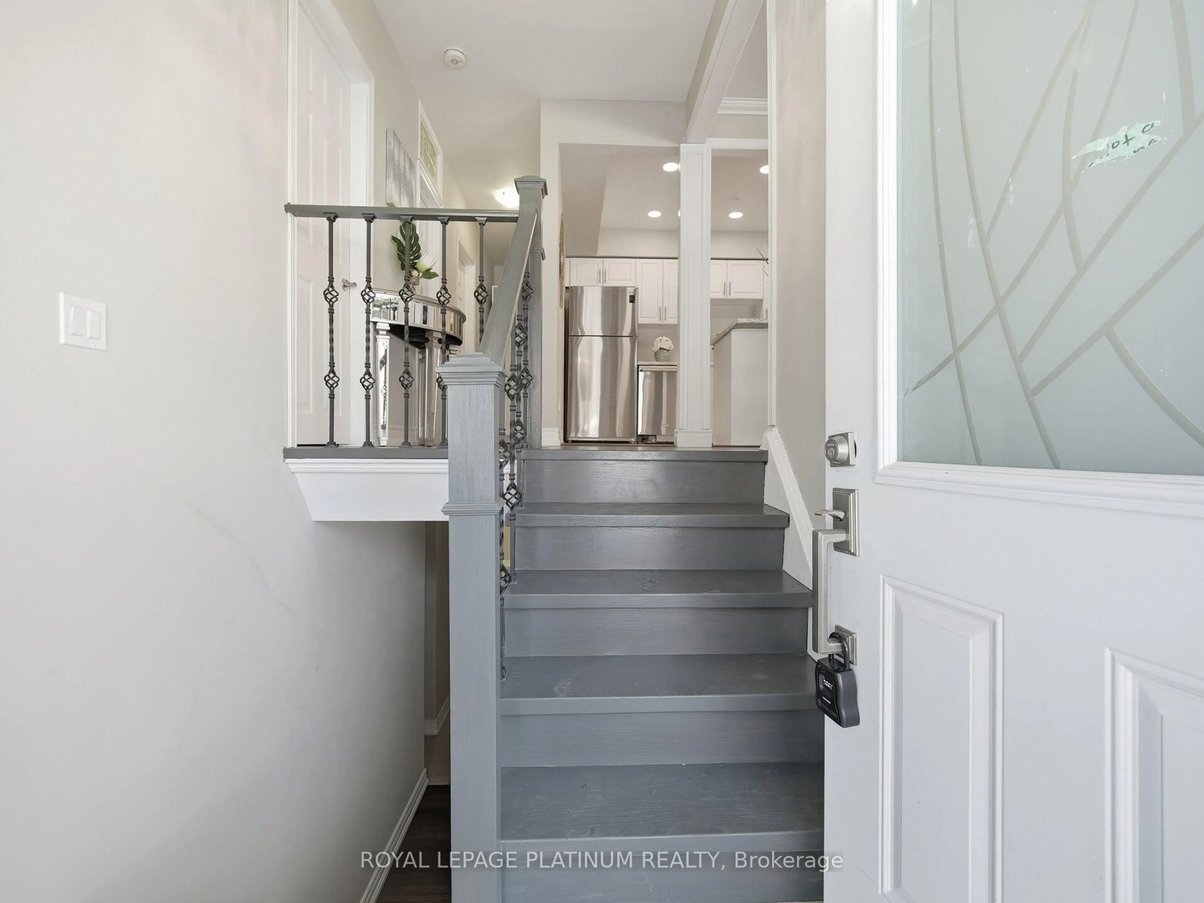 Indoor entryway for 33 Campbell Dr, Brampton Ontario L6X 2H8