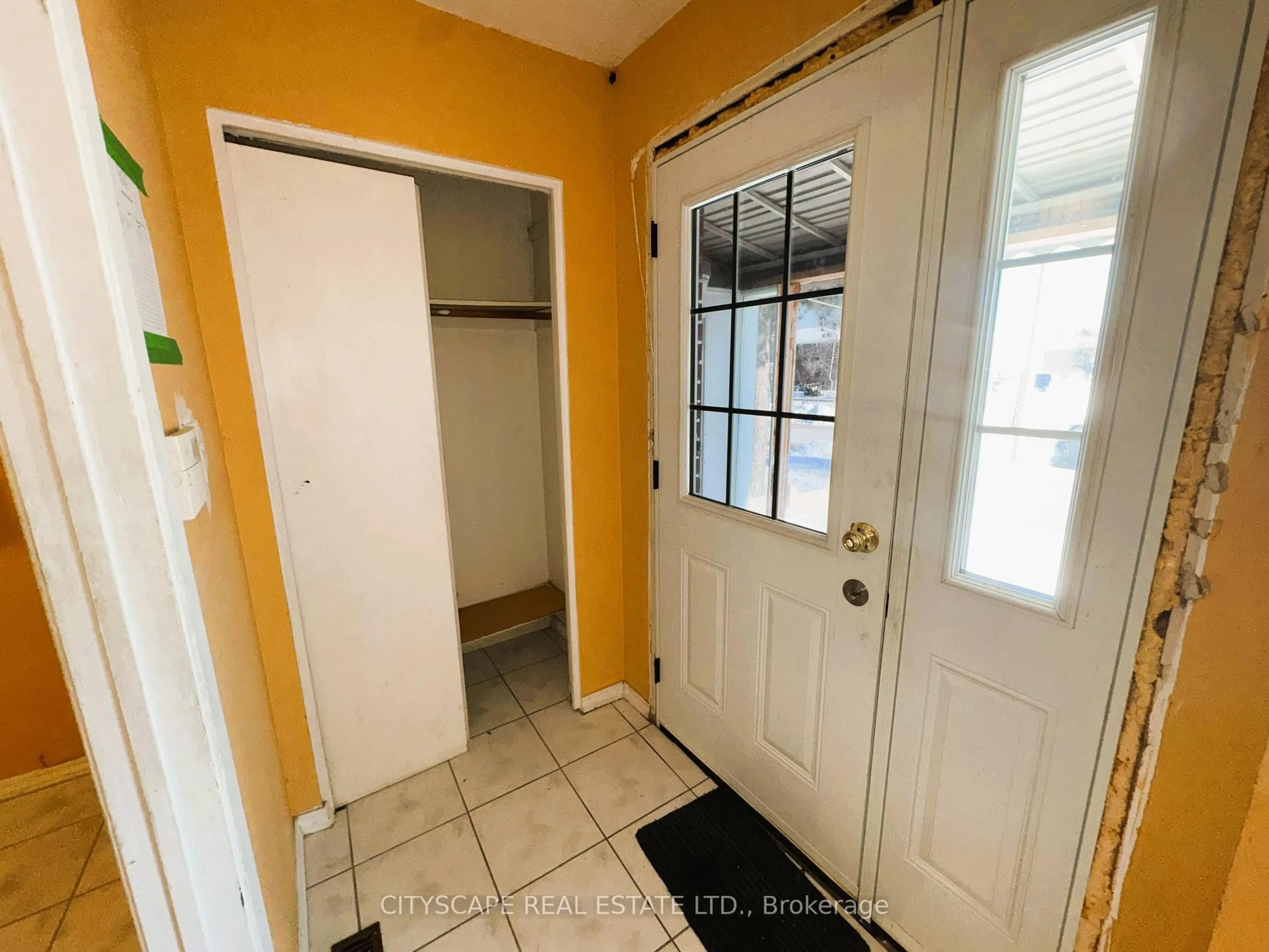Indoor entryway for 3651 Brandon Gate Dr, Mississauga Ontario L4T 3E4