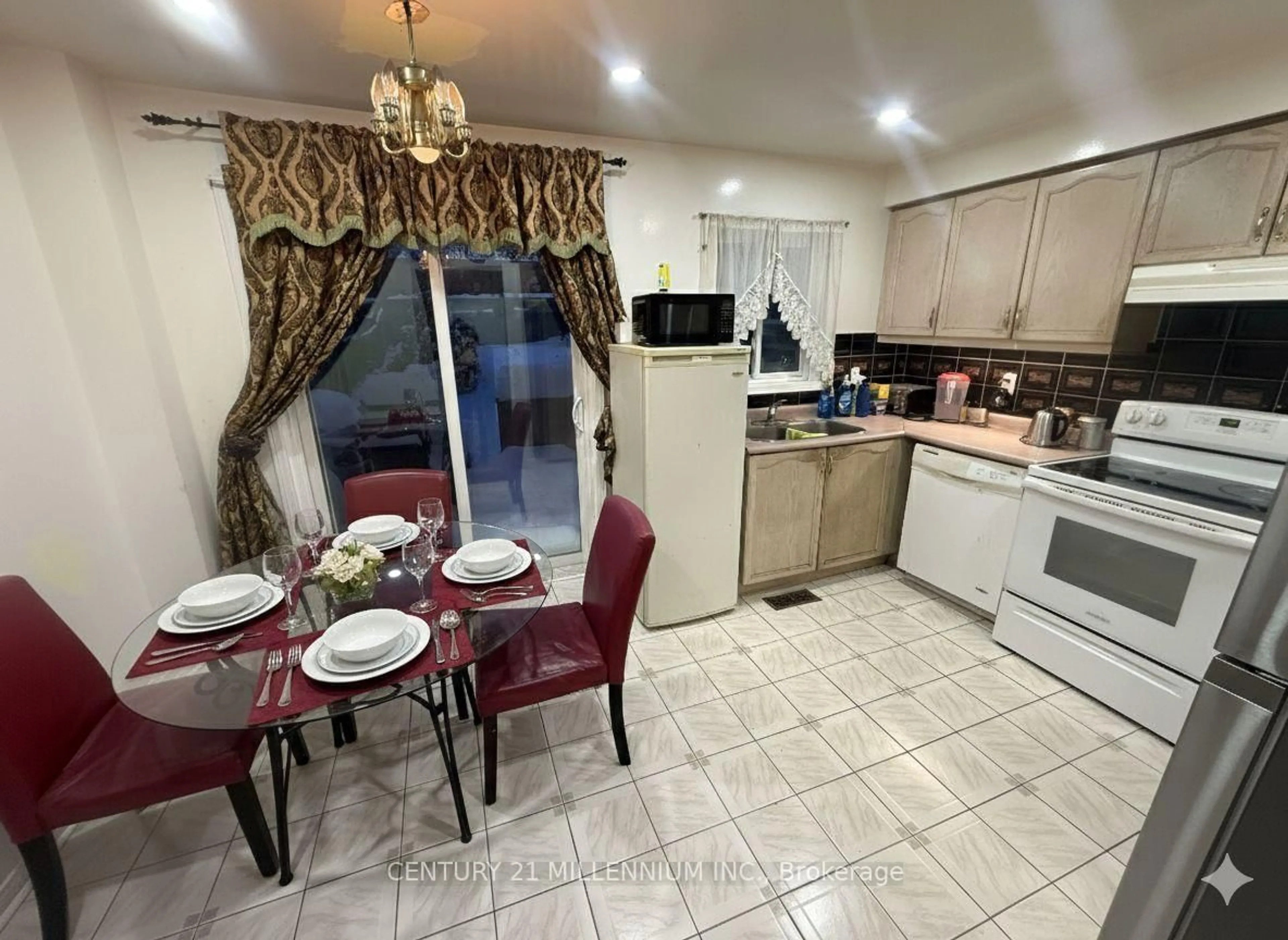 Open concept kitchen, ceramic/tile floor for 145 Clover Bloom Rd, Brampton Ontario L6R 1S5