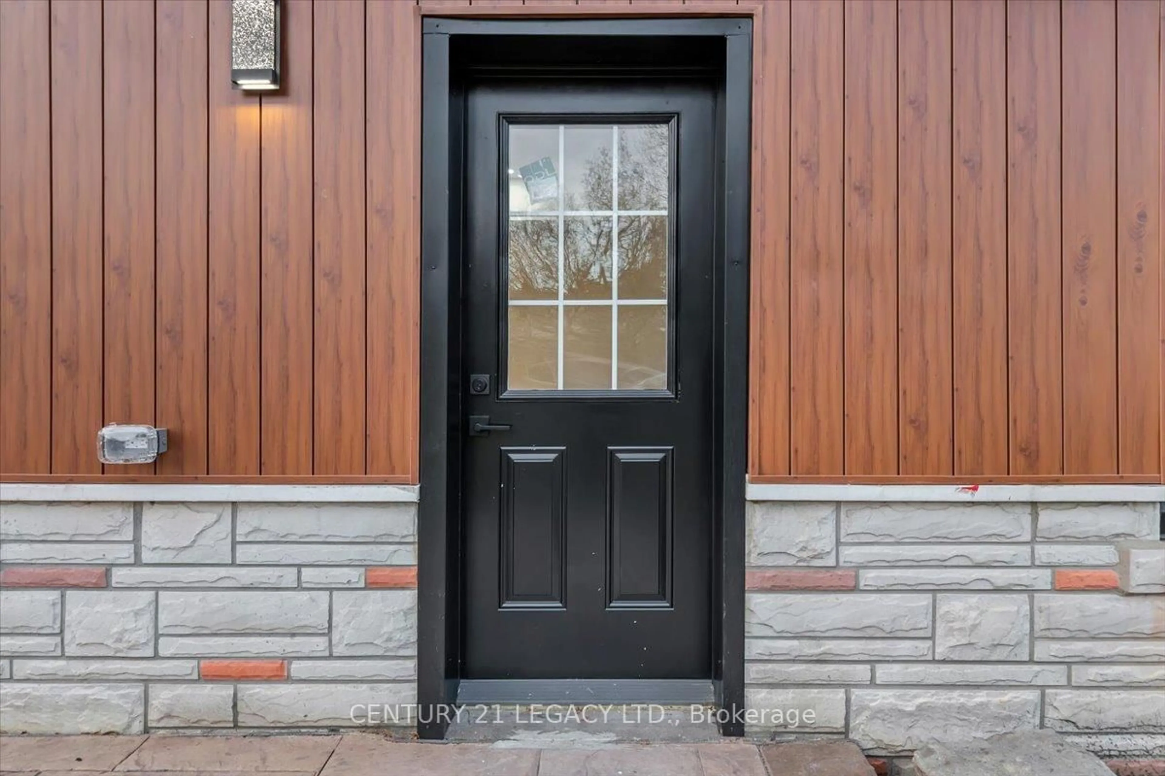 Indoor entryway for 2027 Churchill Ave, Burlington Ontario L7R 3T8
