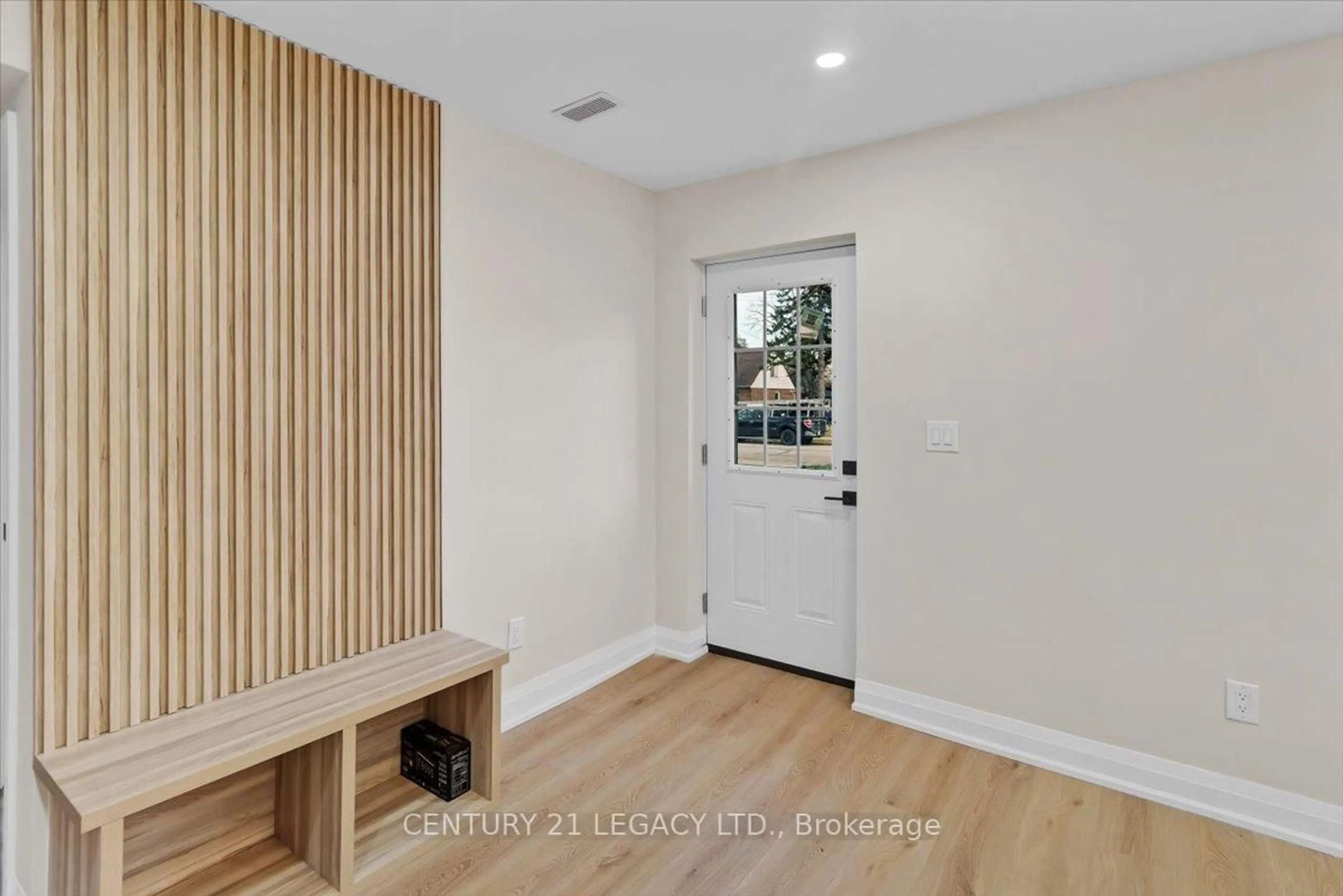 Indoor entryway for 2027 Churchill Ave, Burlington Ontario L7R 3T8