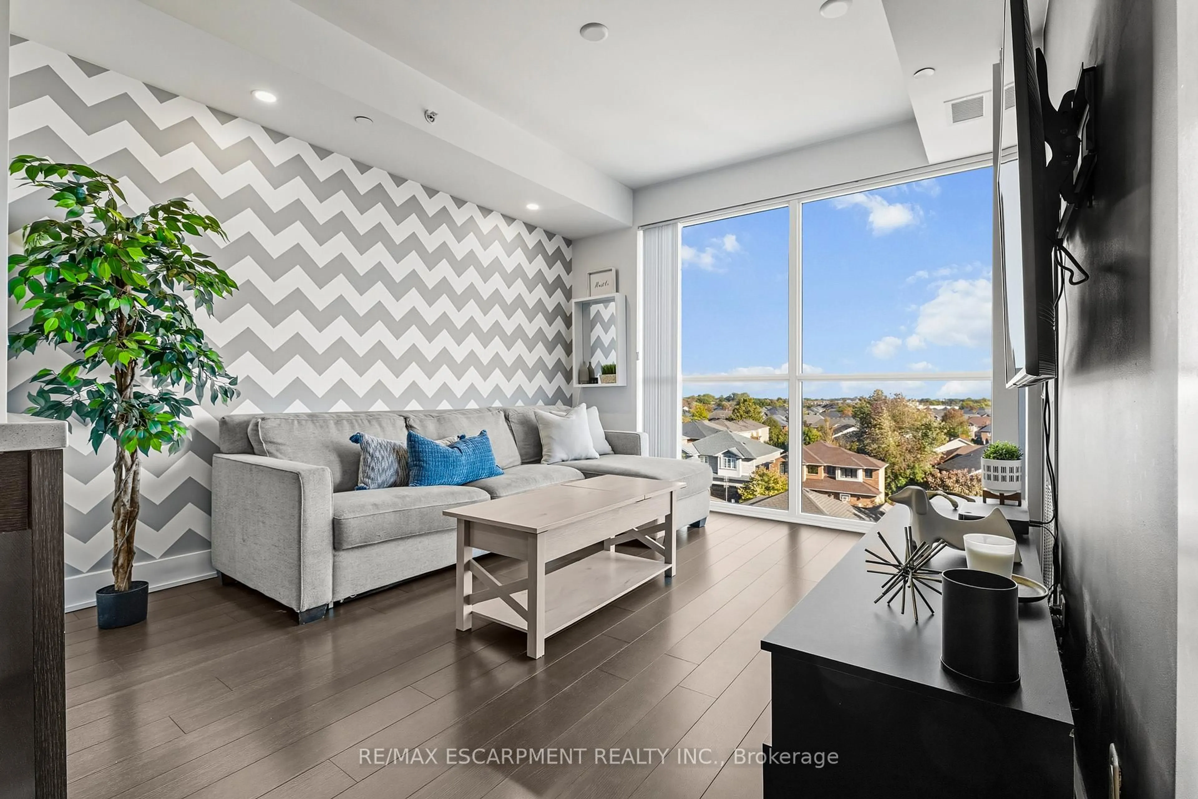 Living room with furniture, unknown for 5220 Dundas St #D515, Burlington Ontario L7L 0J4