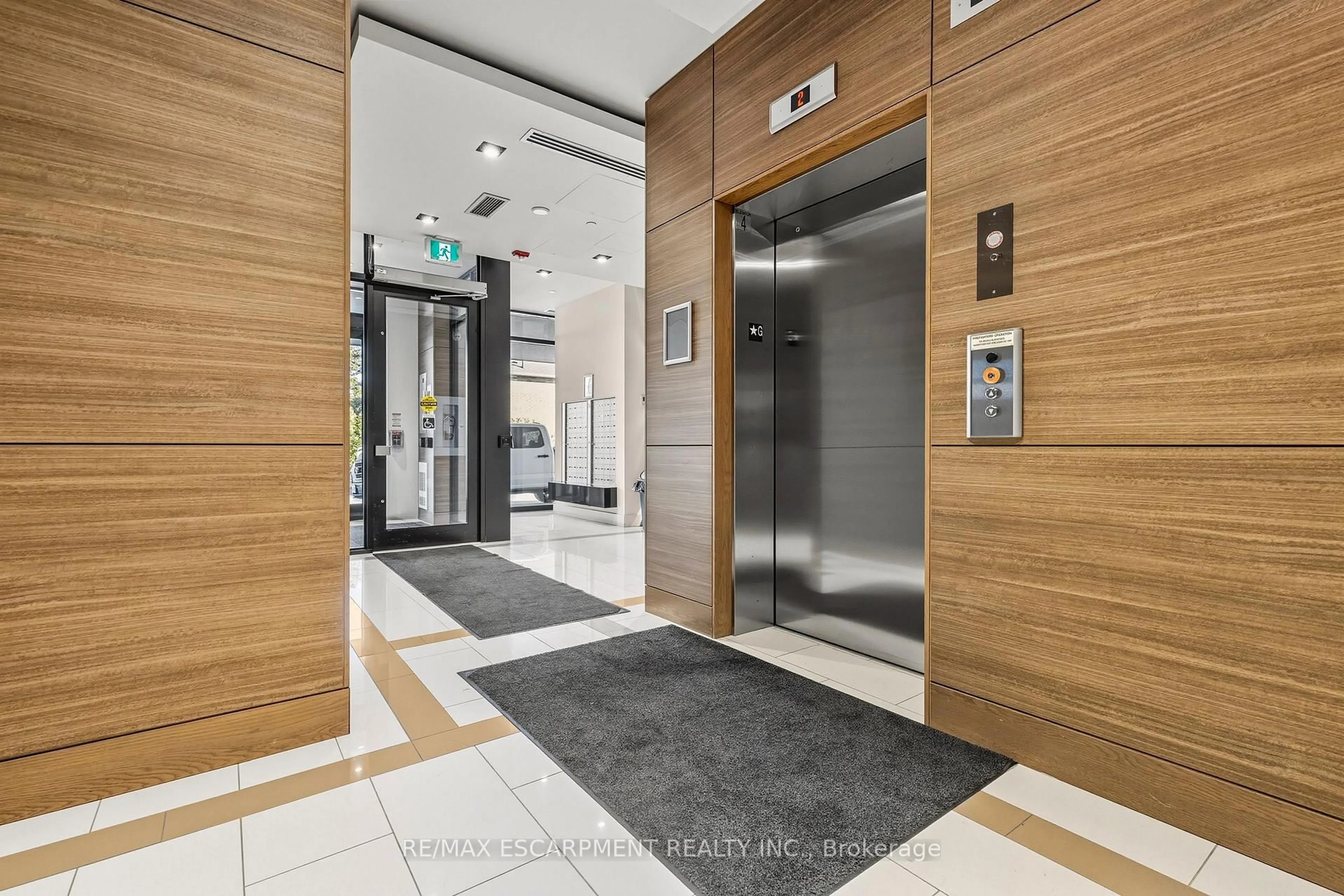 Indoor foyer for 5220 Dundas St #D515, Burlington Ontario L7L 0J4