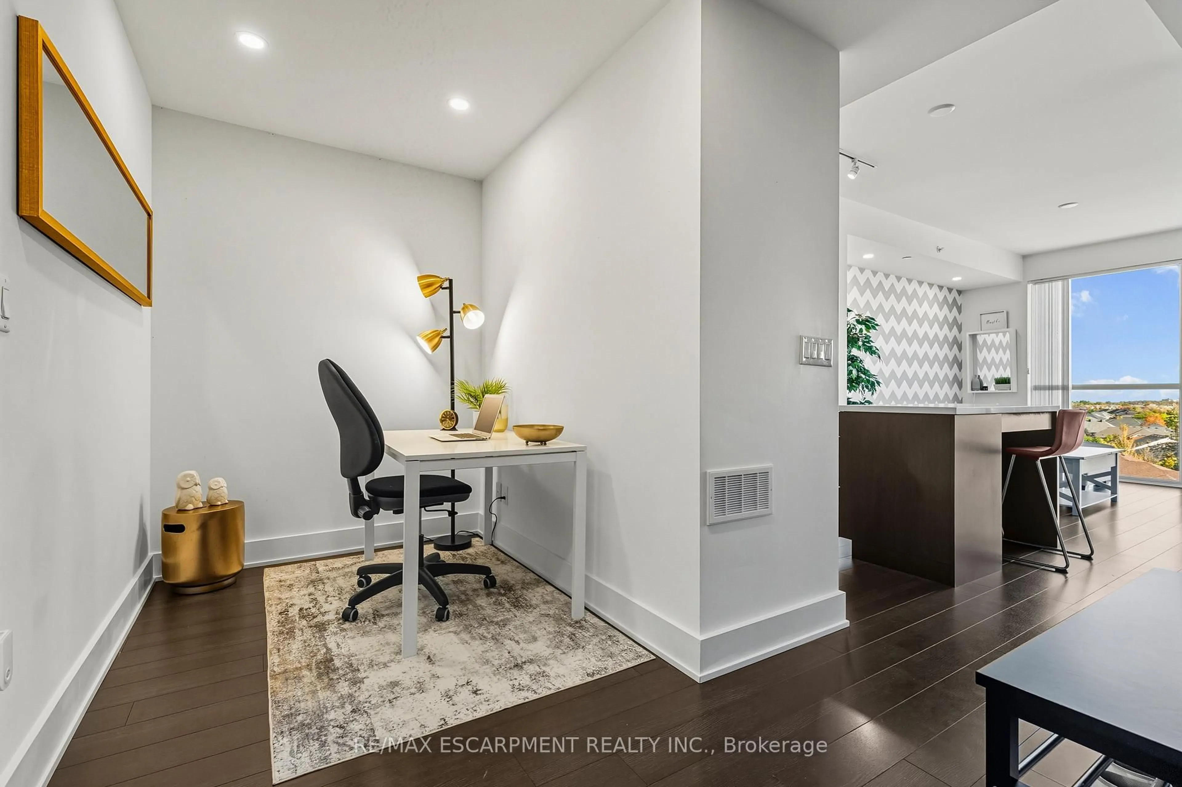 Indoor entryway for 5220 Dundas St #D515, Burlington Ontario L7L 0J4