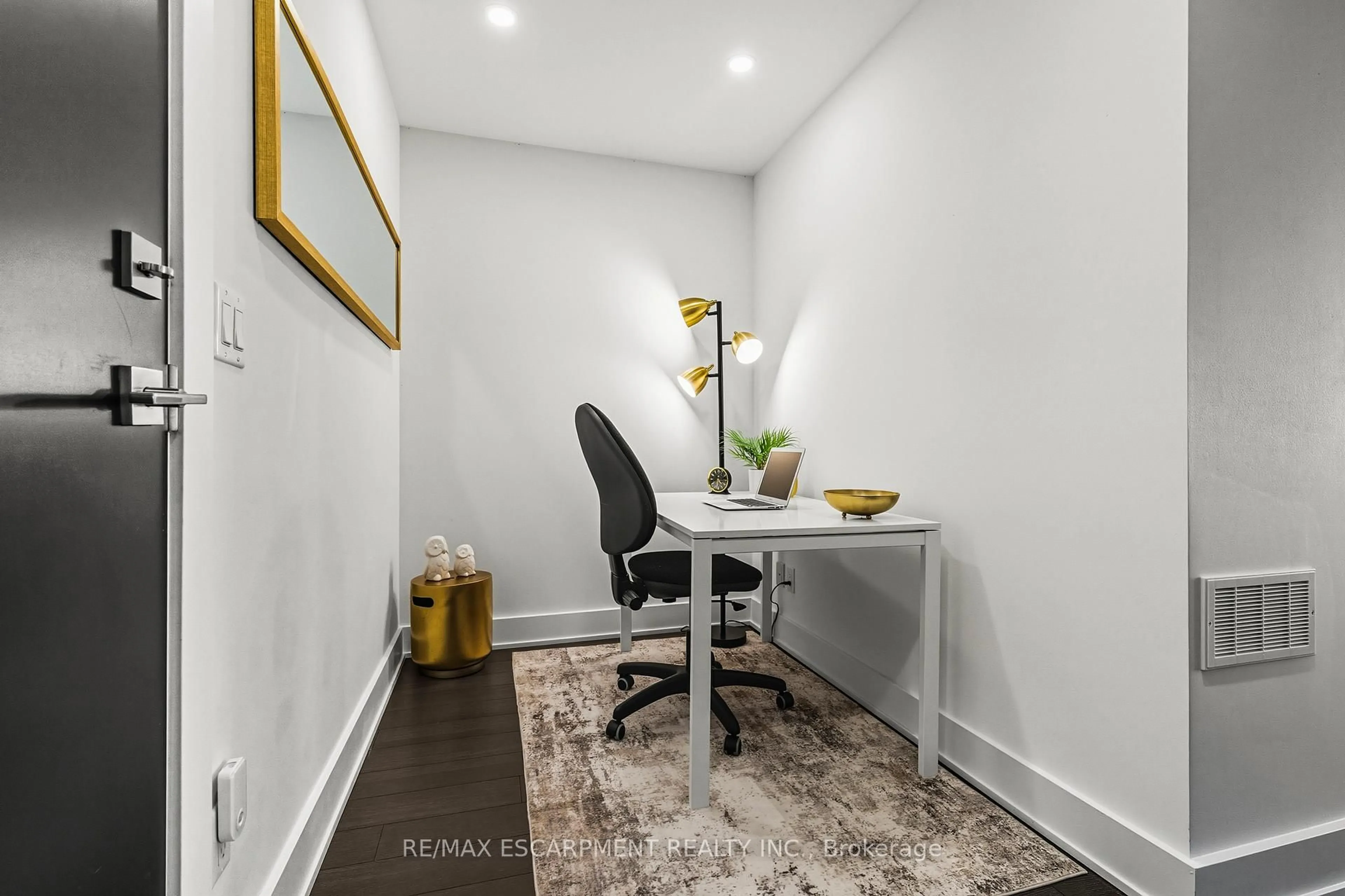 A pic of a room for 5220 Dundas St #D515, Burlington Ontario L7L 0J4