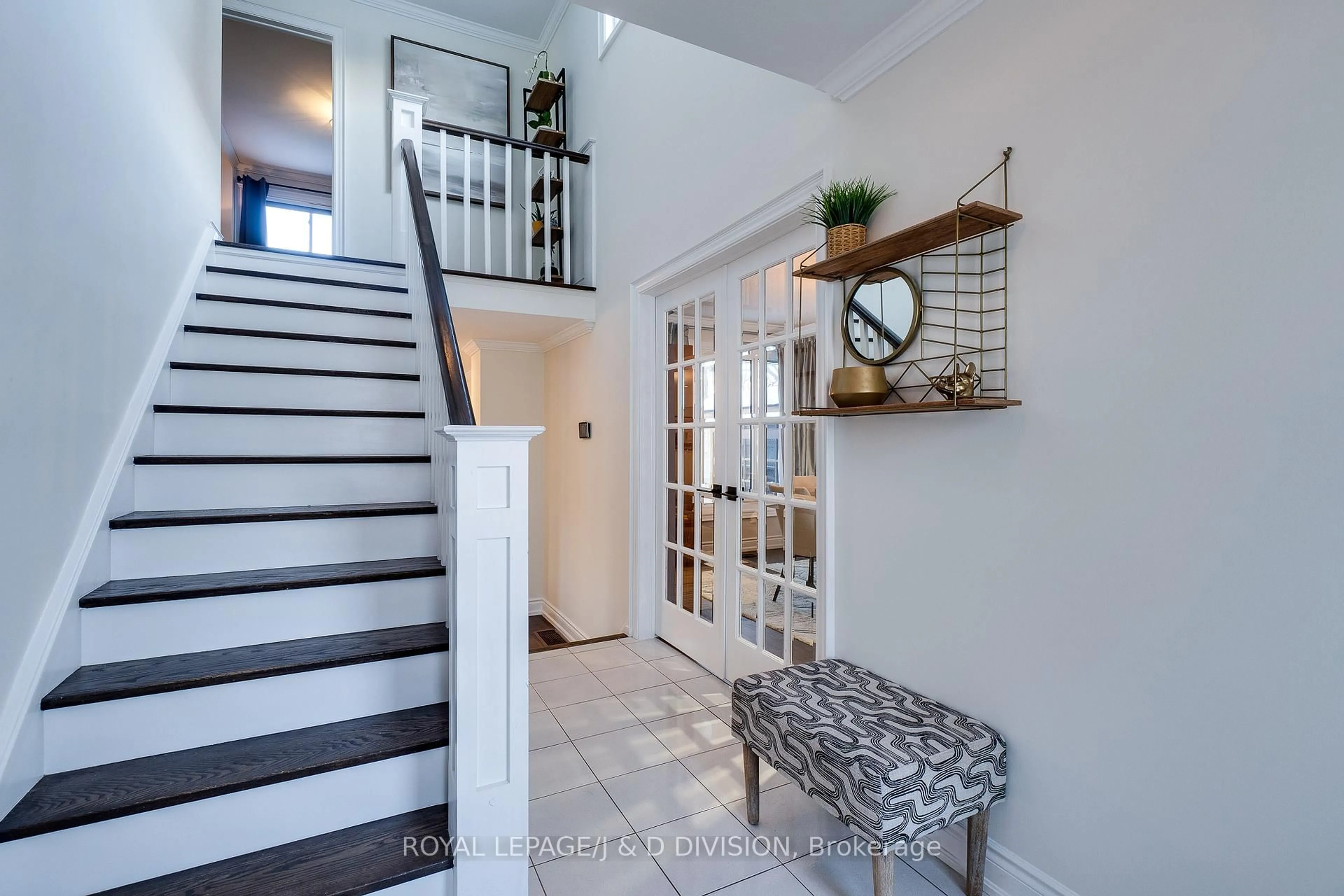 Indoor entryway for 365 Lynn Pl, Oakville Ontario L6H 2C5