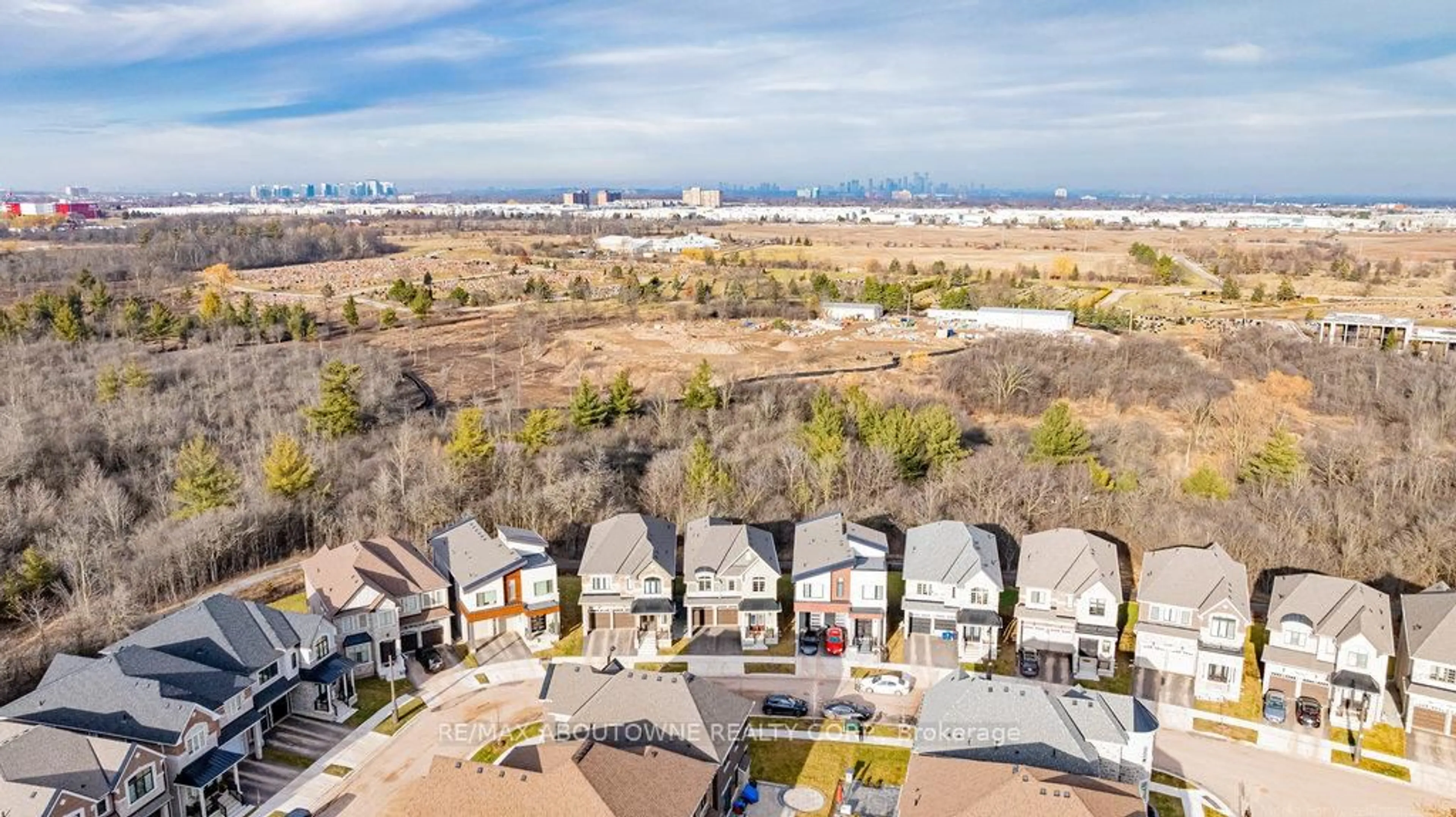 A pic from outside/outdoor area/front of a property/back of a property/a pic from drone, city buildings view from balcony for 1456 FORD STRATHY CRESCENT, Oakville Ontario L6H 3W9