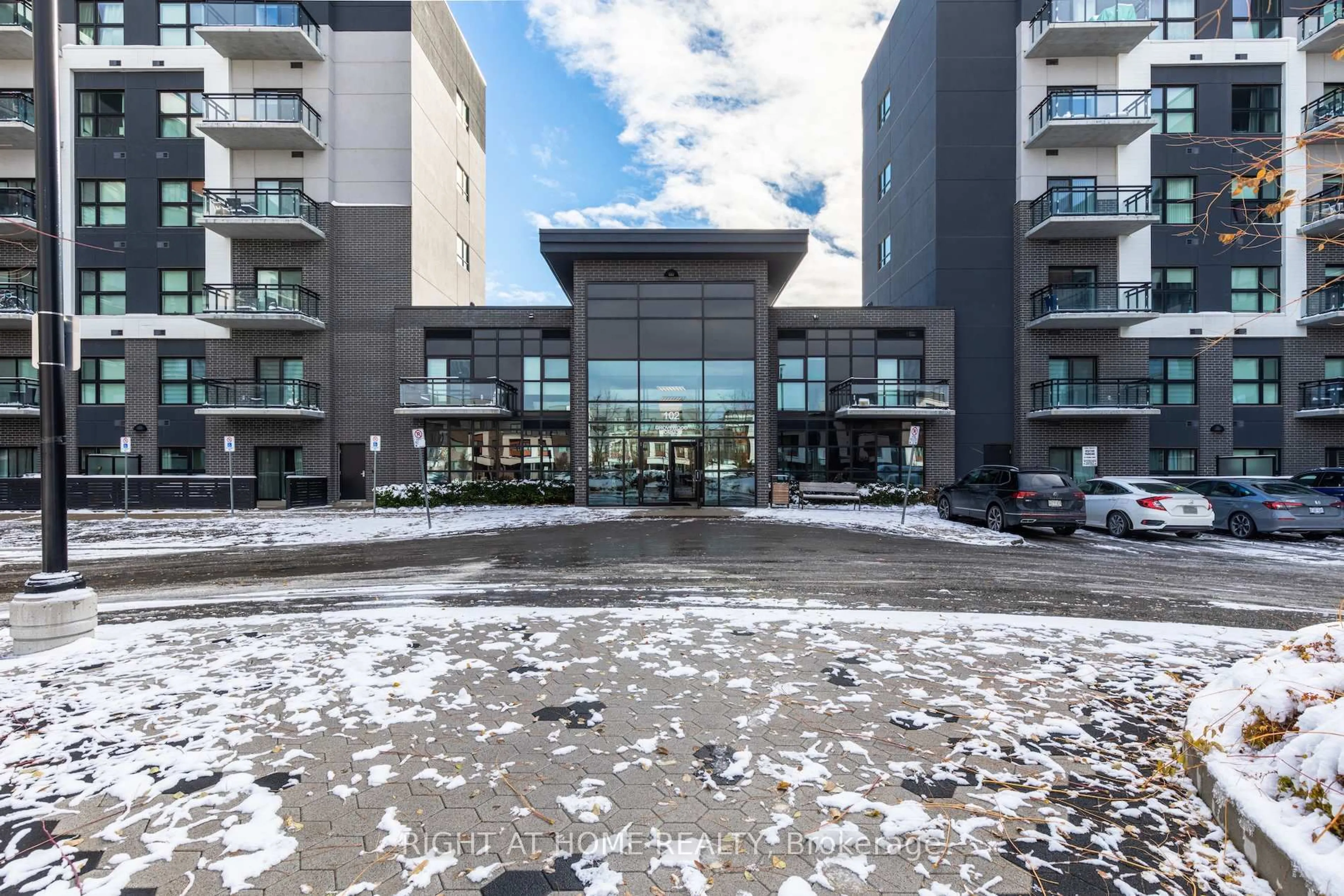 Patio, building for 102 Grovewood Common #109, Oakville Ontario L6H 0X2