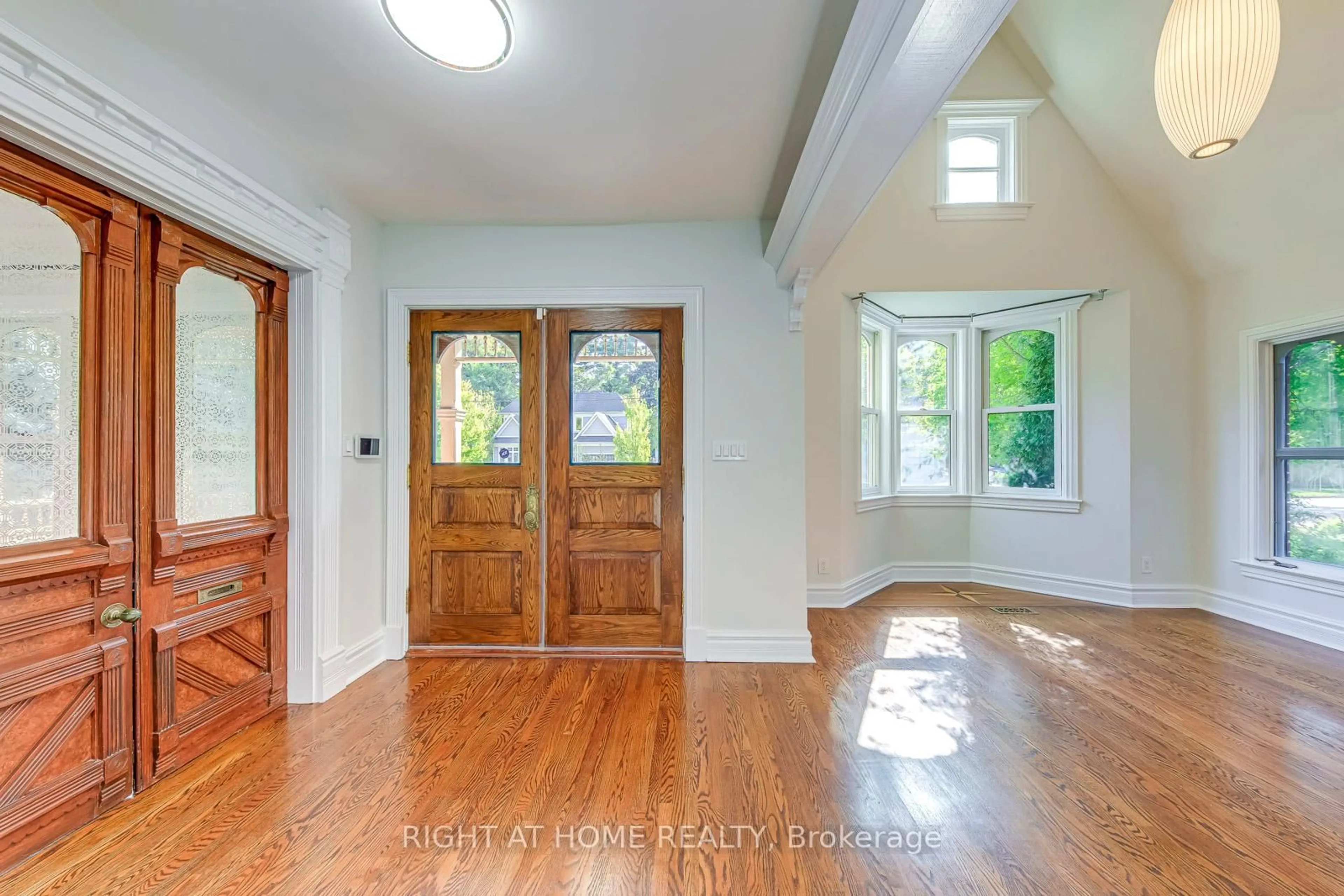 Indoor entryway for 435 Maple Ave, Oakville Ontario L6J 2J2