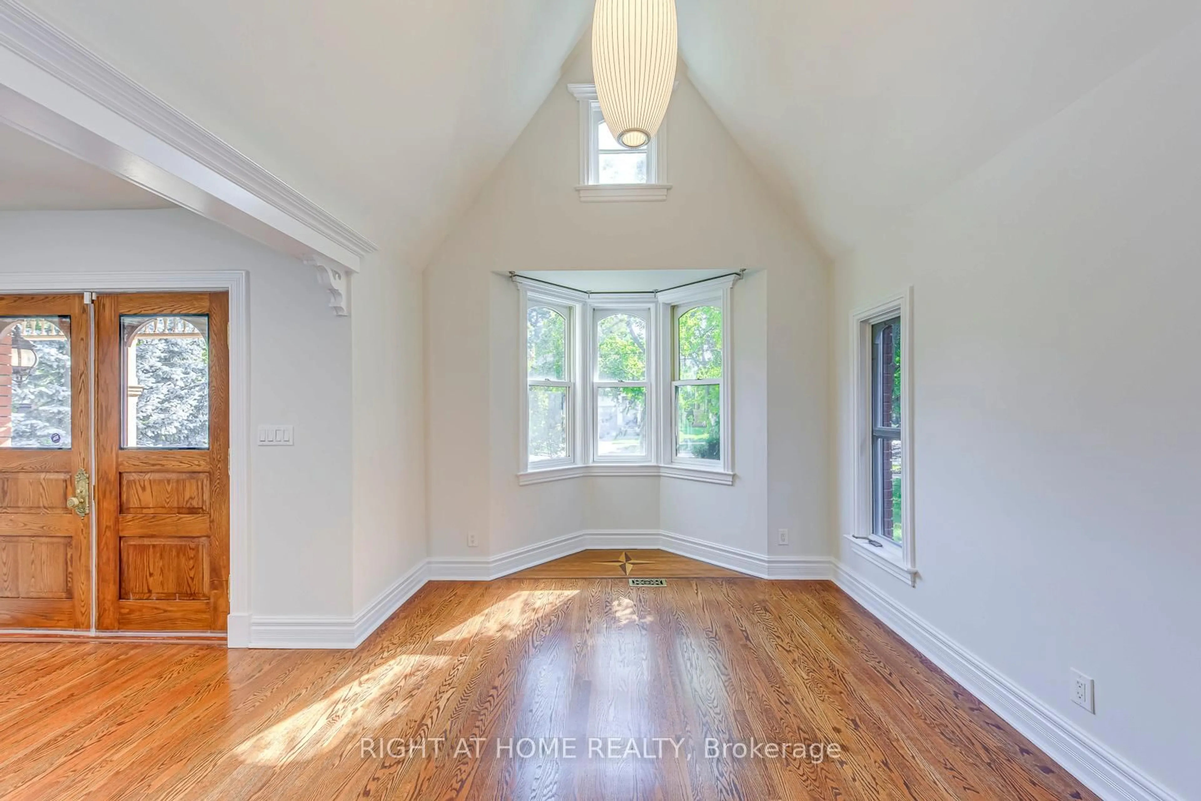 Indoor entryway for 435 Maple Ave, Oakville Ontario L6J 2J2