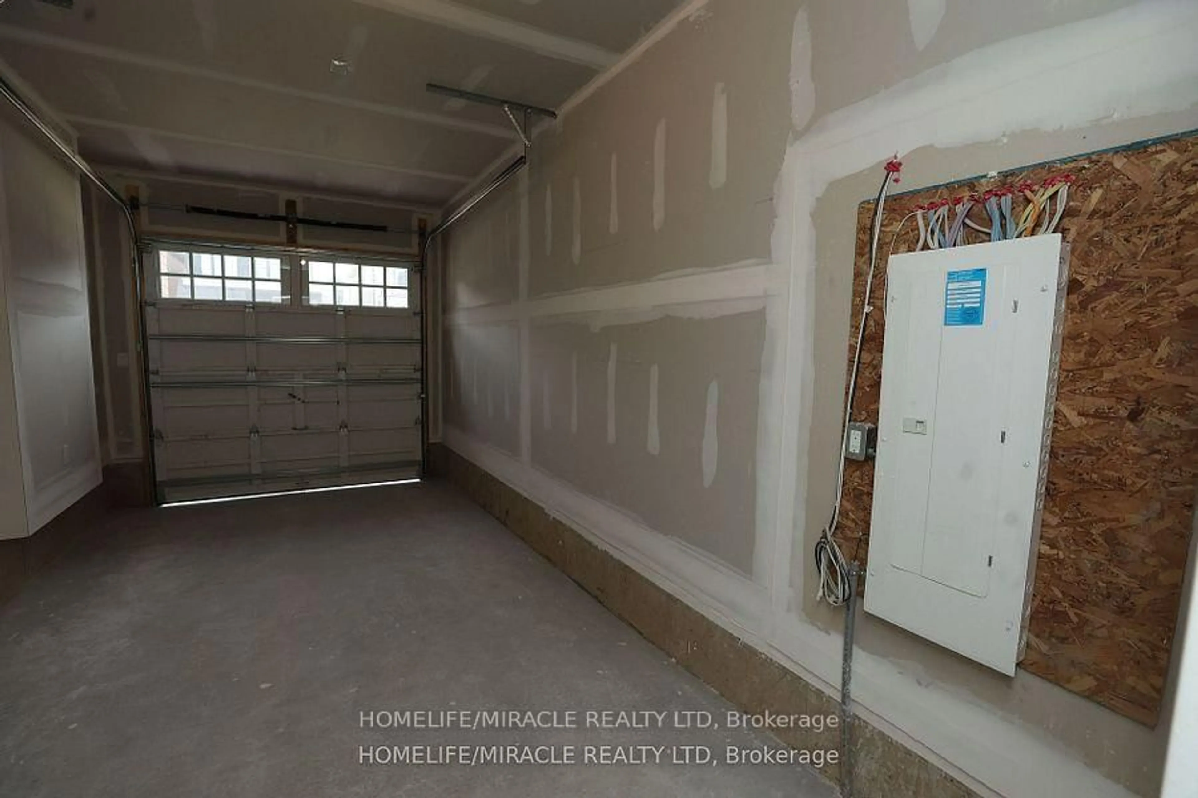 Indoor garage for 11 Calabria Dr, Caledon Ontario L7C 4L3