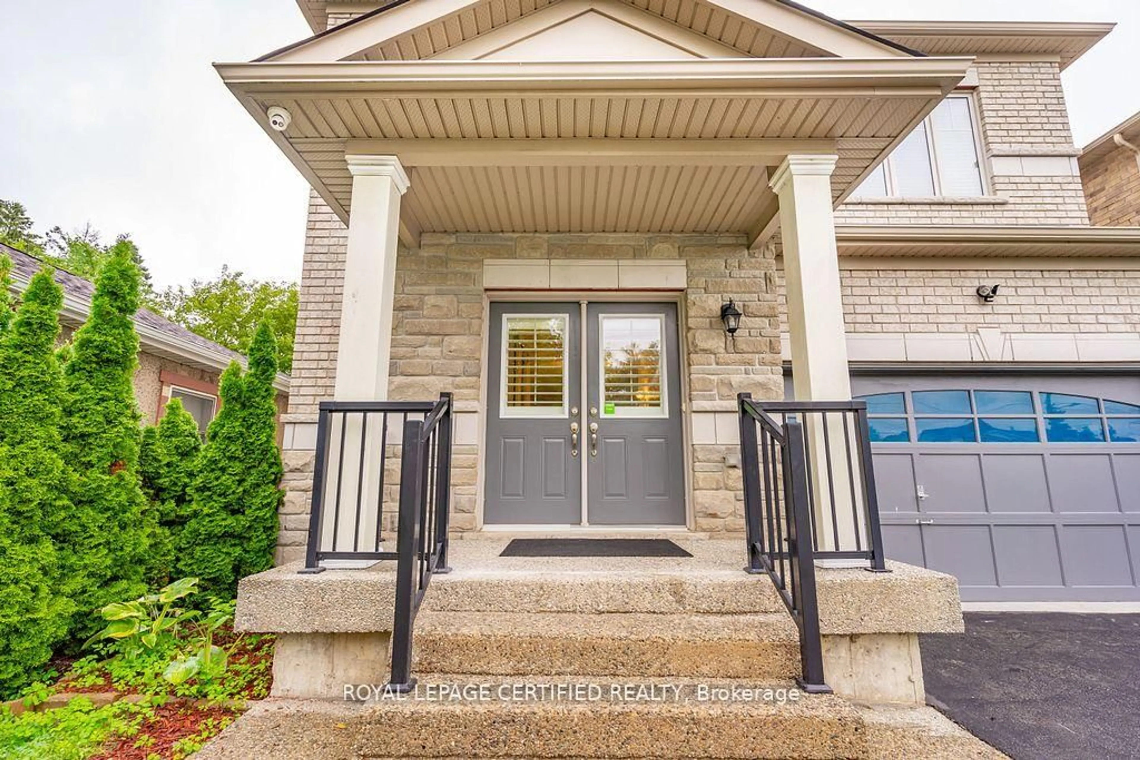 Indoor entryway for 792 Glenbrook Ave, Burlington Ontario L7T 1L7