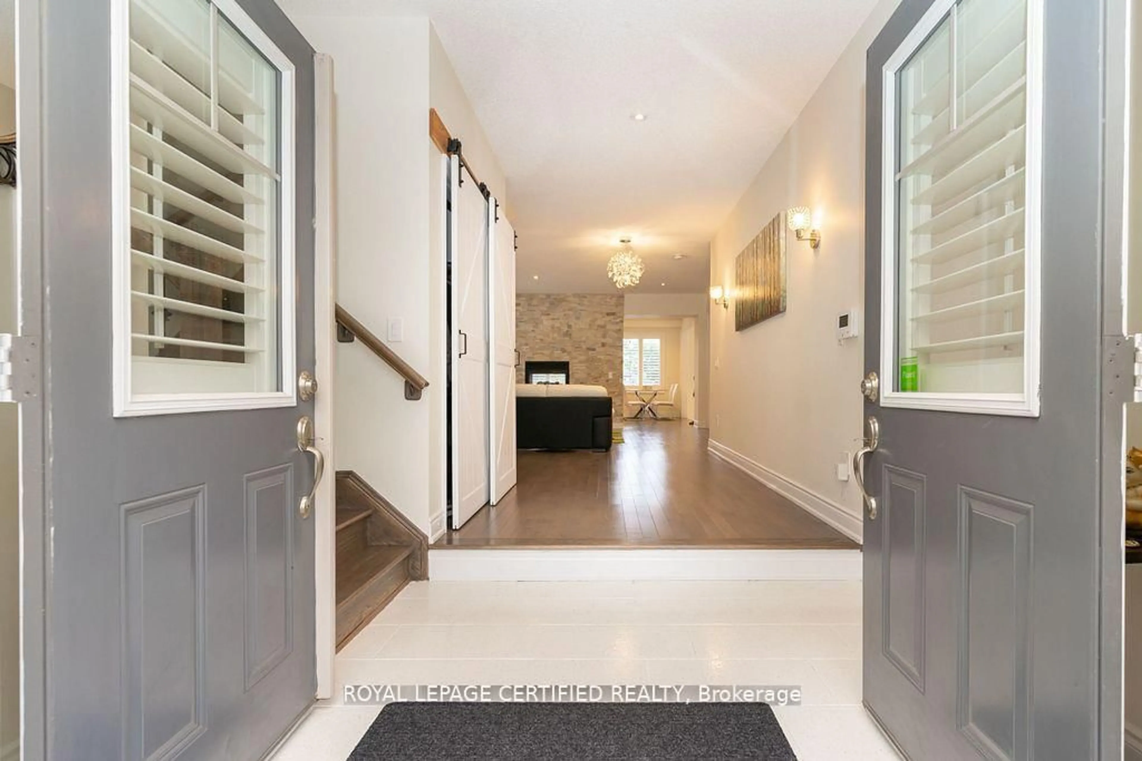 Indoor entryway for 792 Glenbrook Ave, Burlington Ontario L7T 1L7