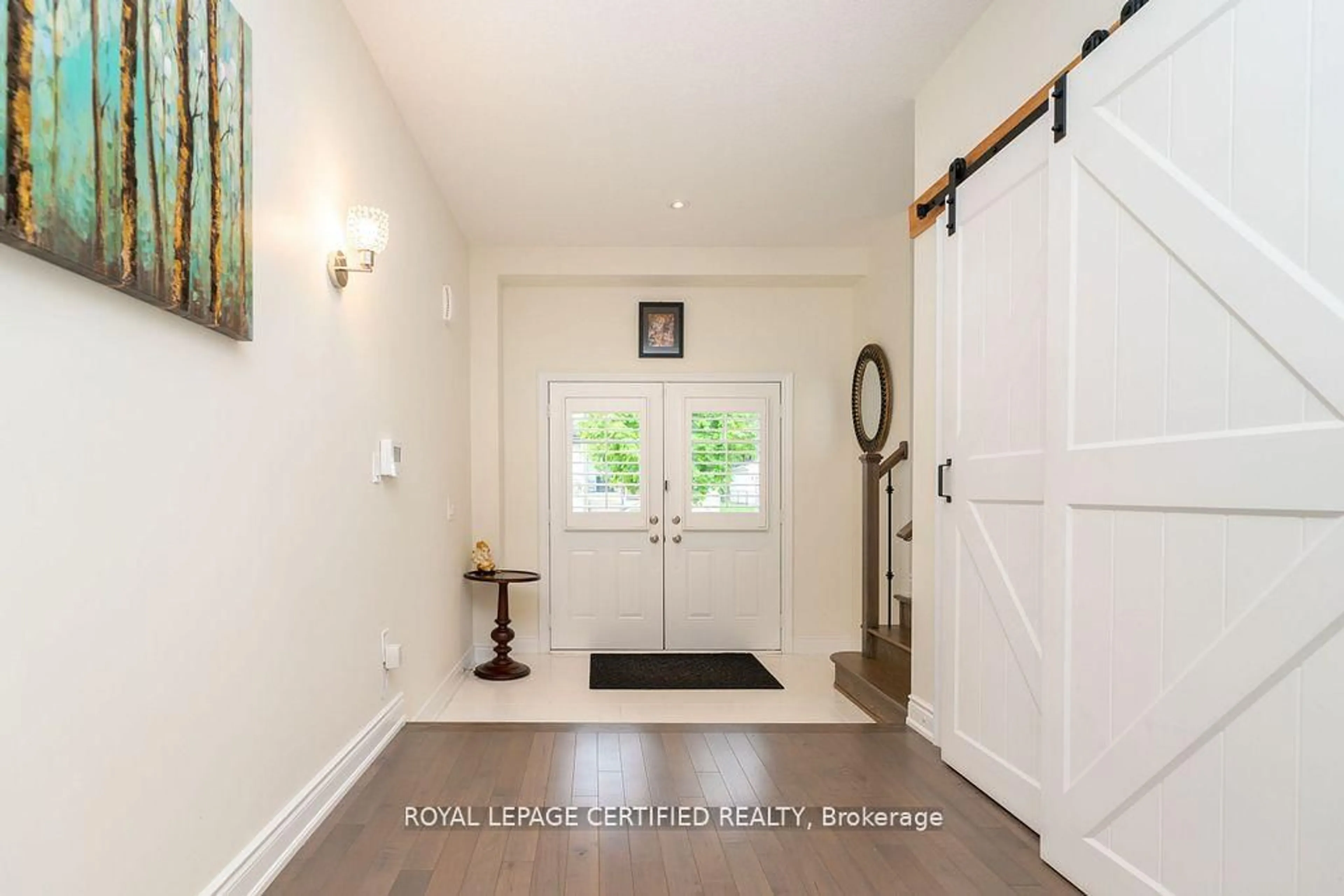 Indoor entryway for 792 Glenbrook Ave, Burlington Ontario L7T 1L7