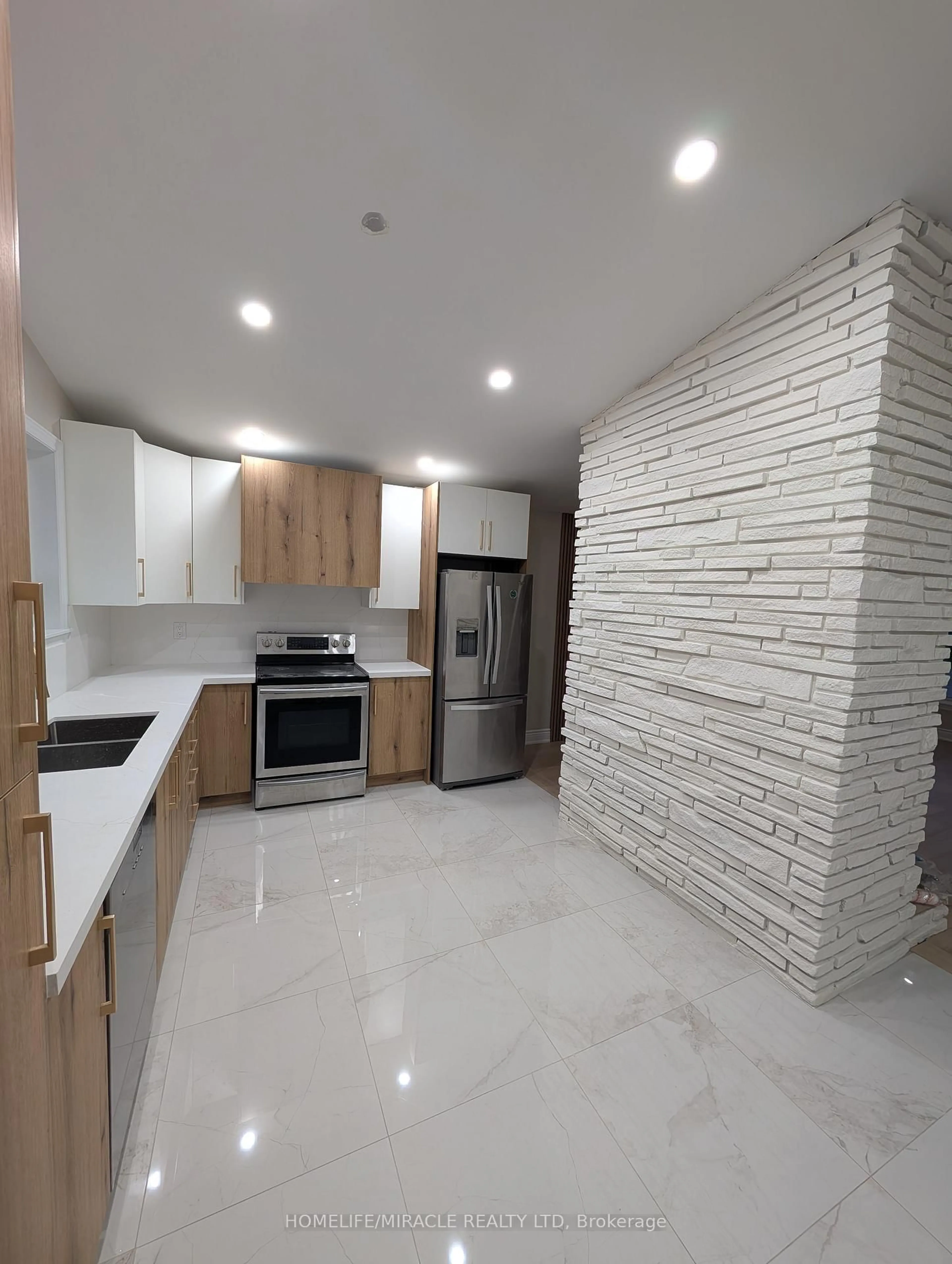 Open concept kitchen, ceramic/tile floor for 15 Athlone Ave, Brampton Ontario L6T 2N5