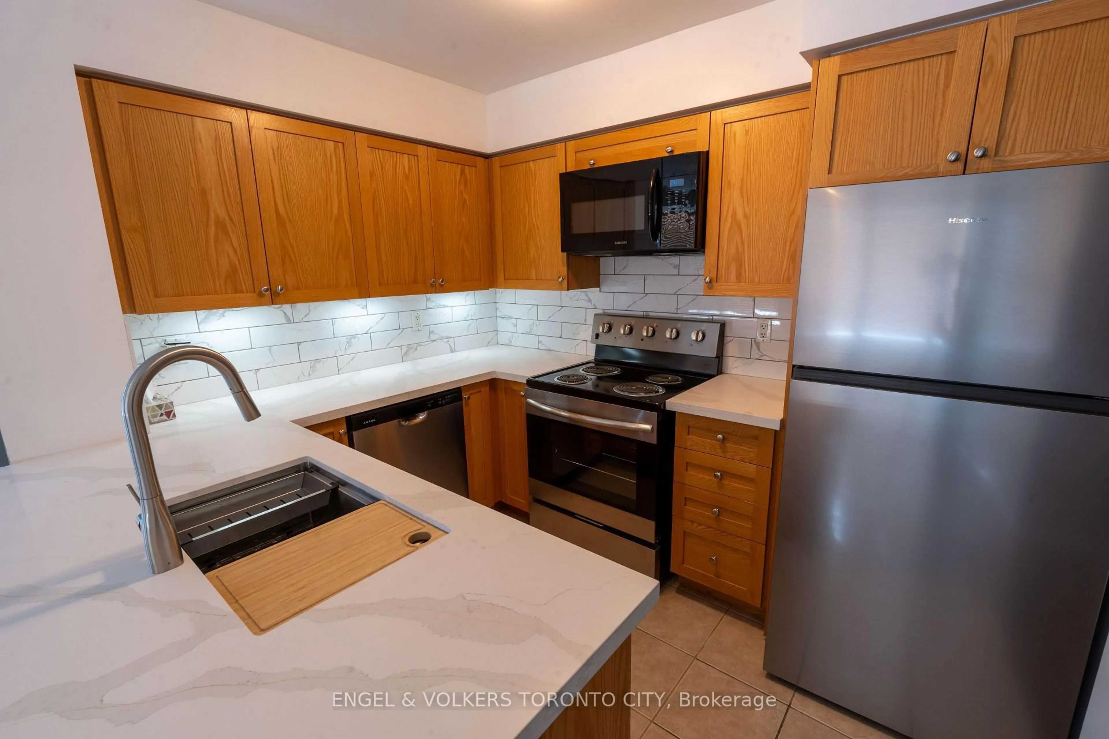 Standard kitchen, unknown for 2772 Keele St #711, Toronto Ontario M3M 0A3
