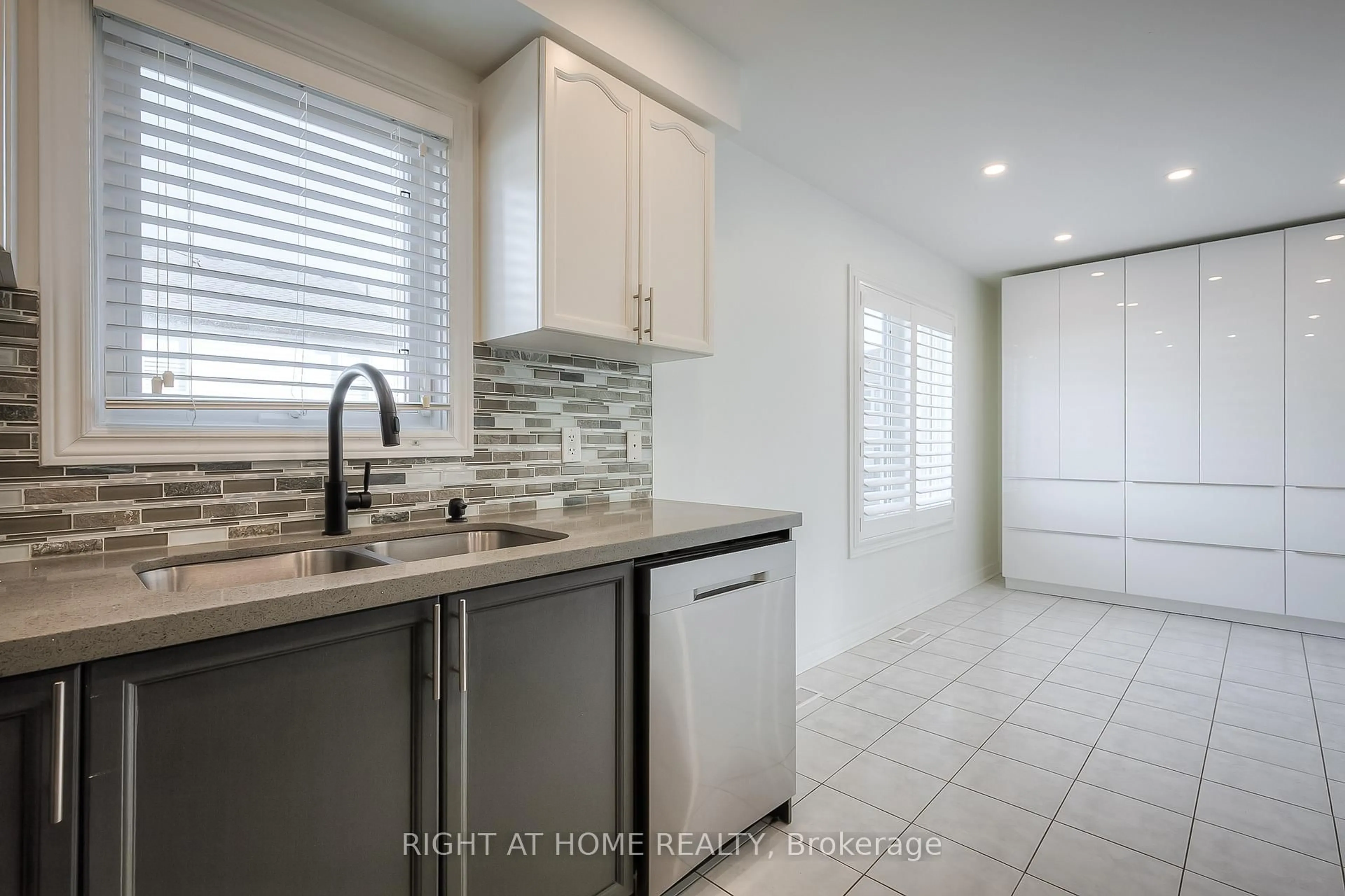 Open concept kitchen, ceramic/tile floor for 3086 Highbourne Cres, Oakville Ontario L6M 5H1