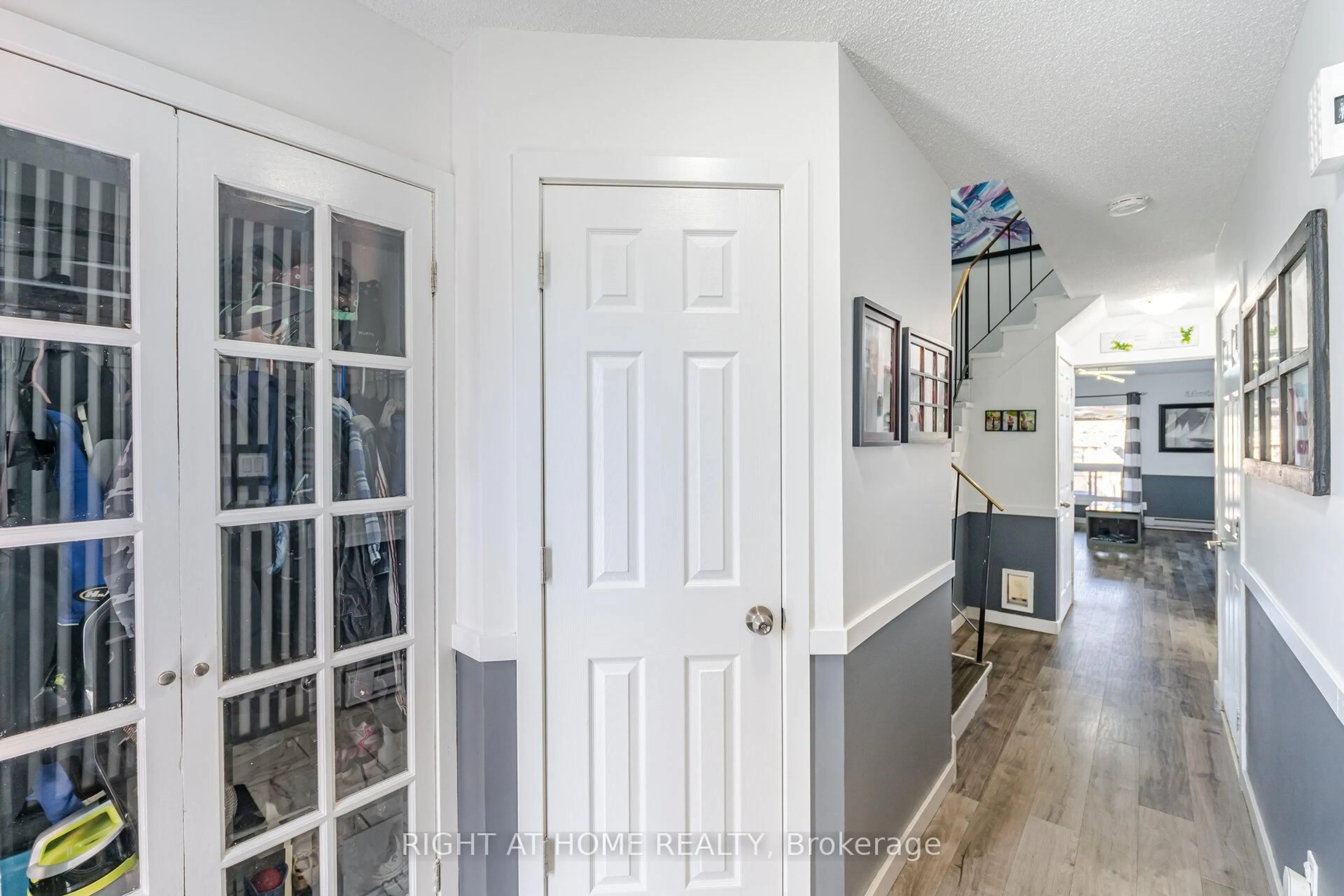 Indoor entryway for 100 Century Dr #16, Orangeville Ontario L9W 4L2