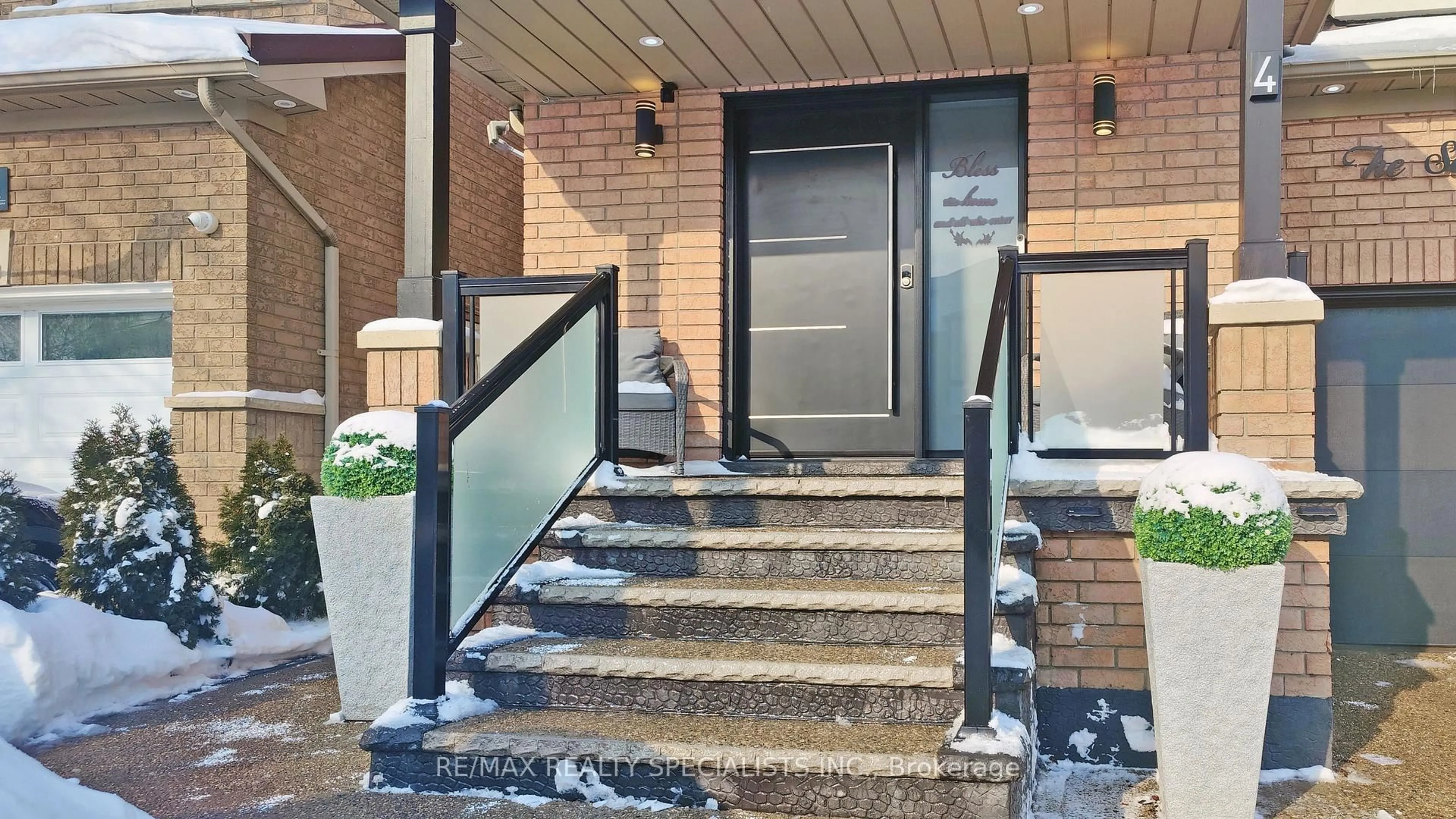 Indoor foyer for 4 Allangrove Dr, Brampton Ontario L7A 2M4