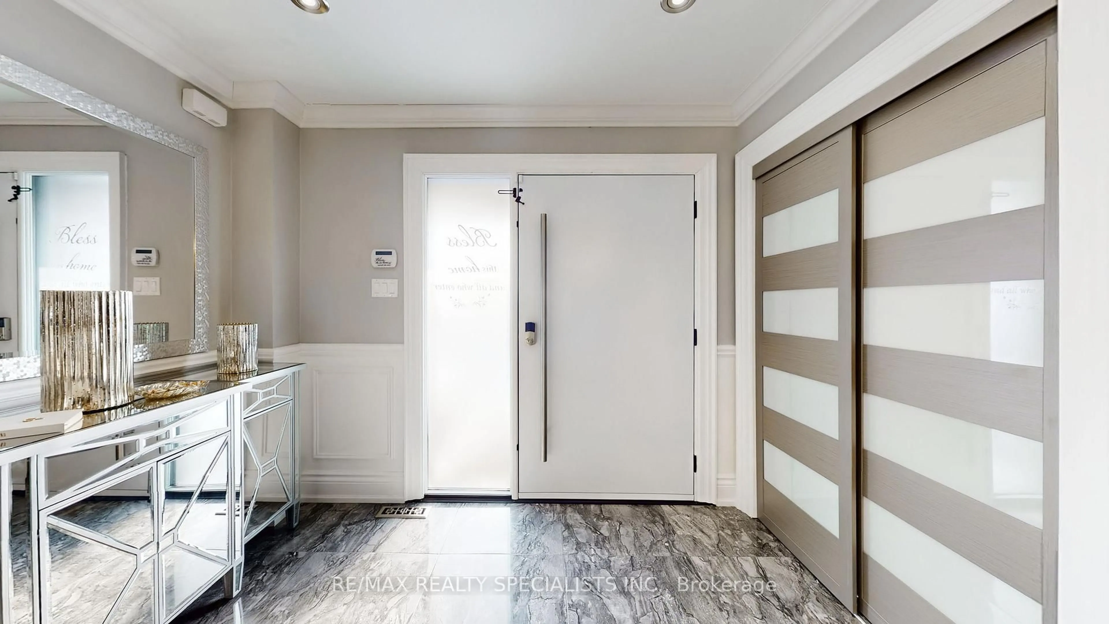 Indoor entryway for 4 Allangrove Dr, Brampton Ontario L7A 2M4