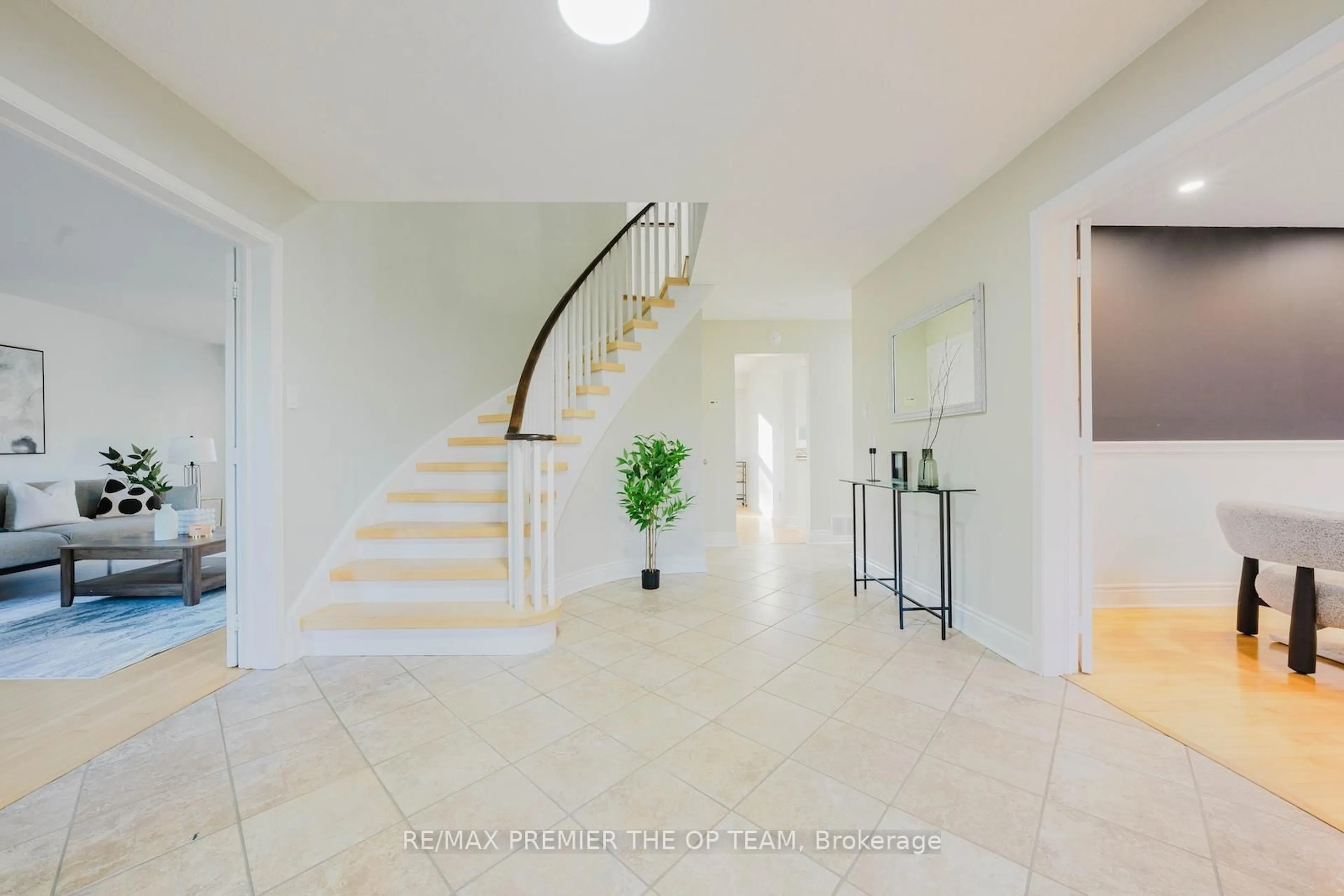 Indoor foyer for 8 Elite Rd, Caledon Ontario L7K 0K9