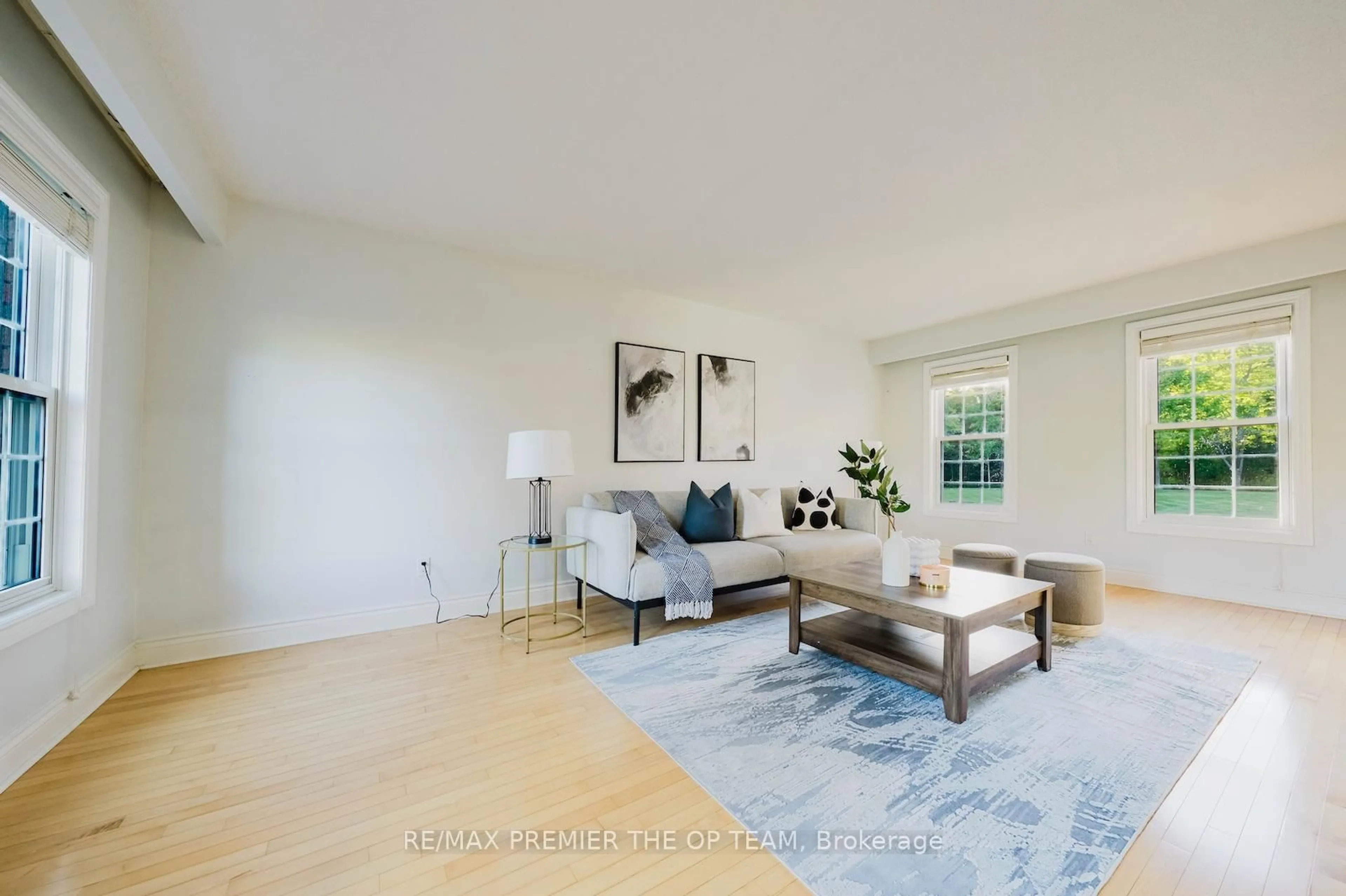 Living room with furniture, unknown for 8 Elite Rd, Caledon Ontario L7K 0K9