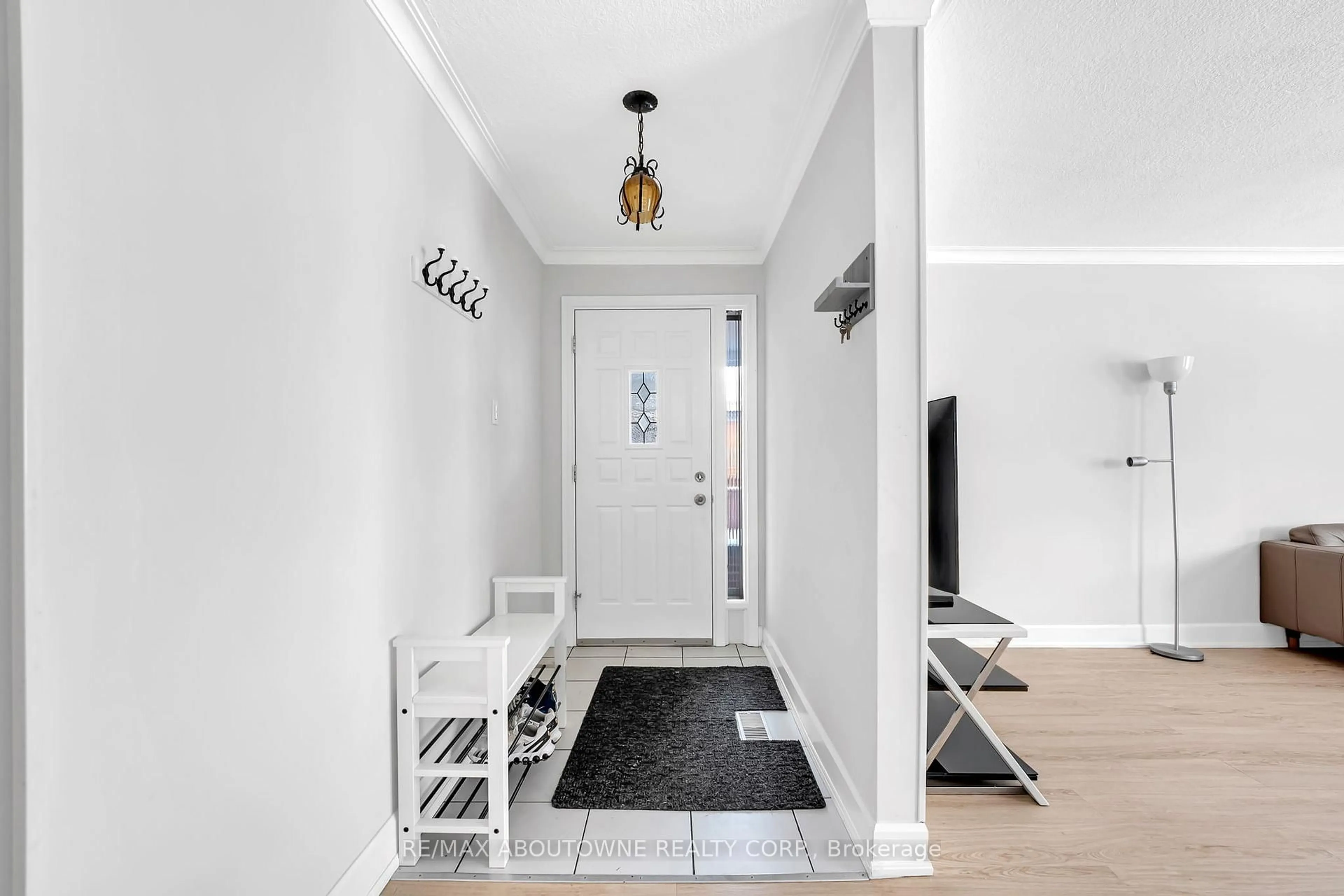 Indoor entryway for 150 Thistle Down Blvd, Toronto Ontario M9V 1K1