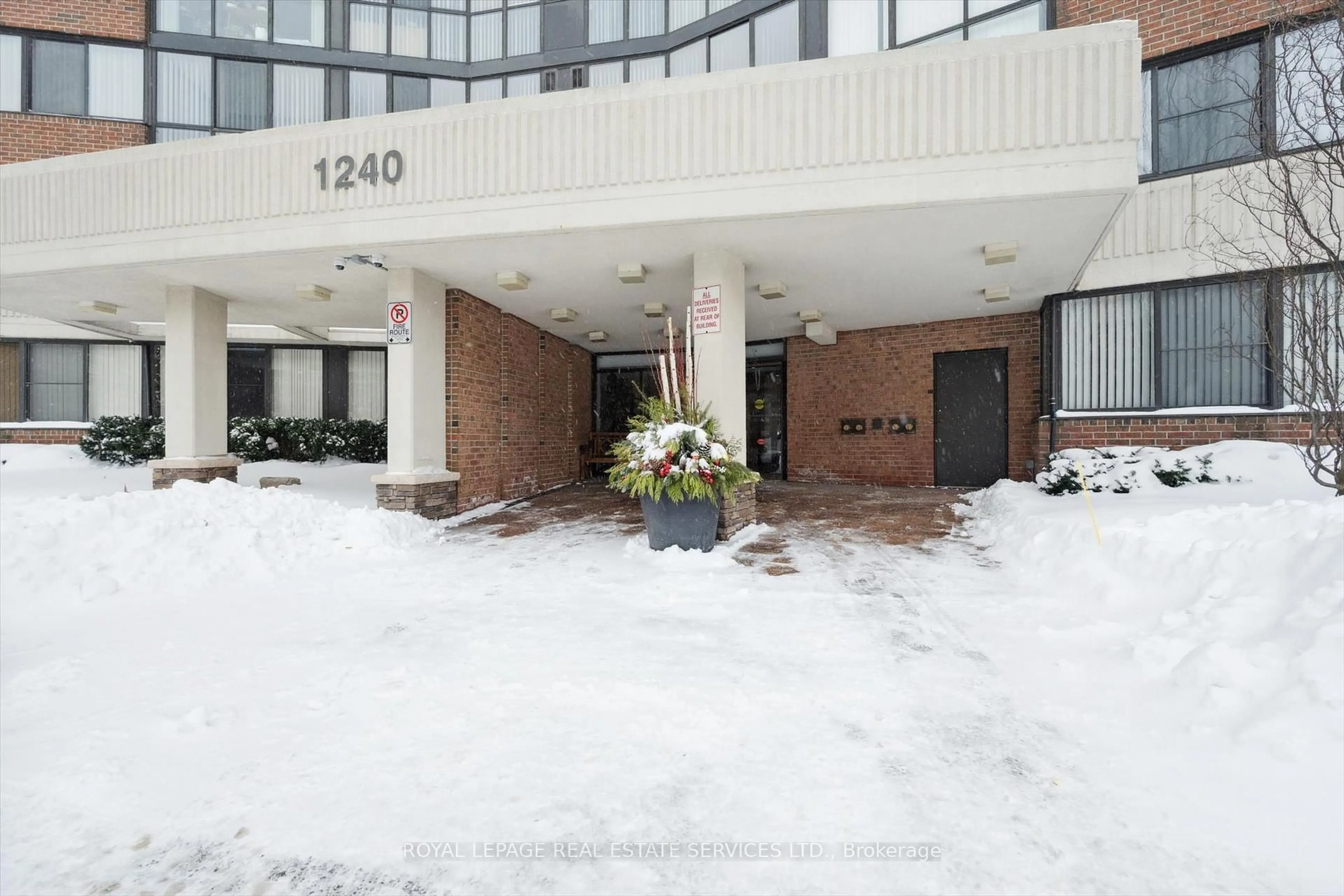 Indoor foyer for 1240 Marlborough Crt #702, Oakville Ontario L6H 3K7