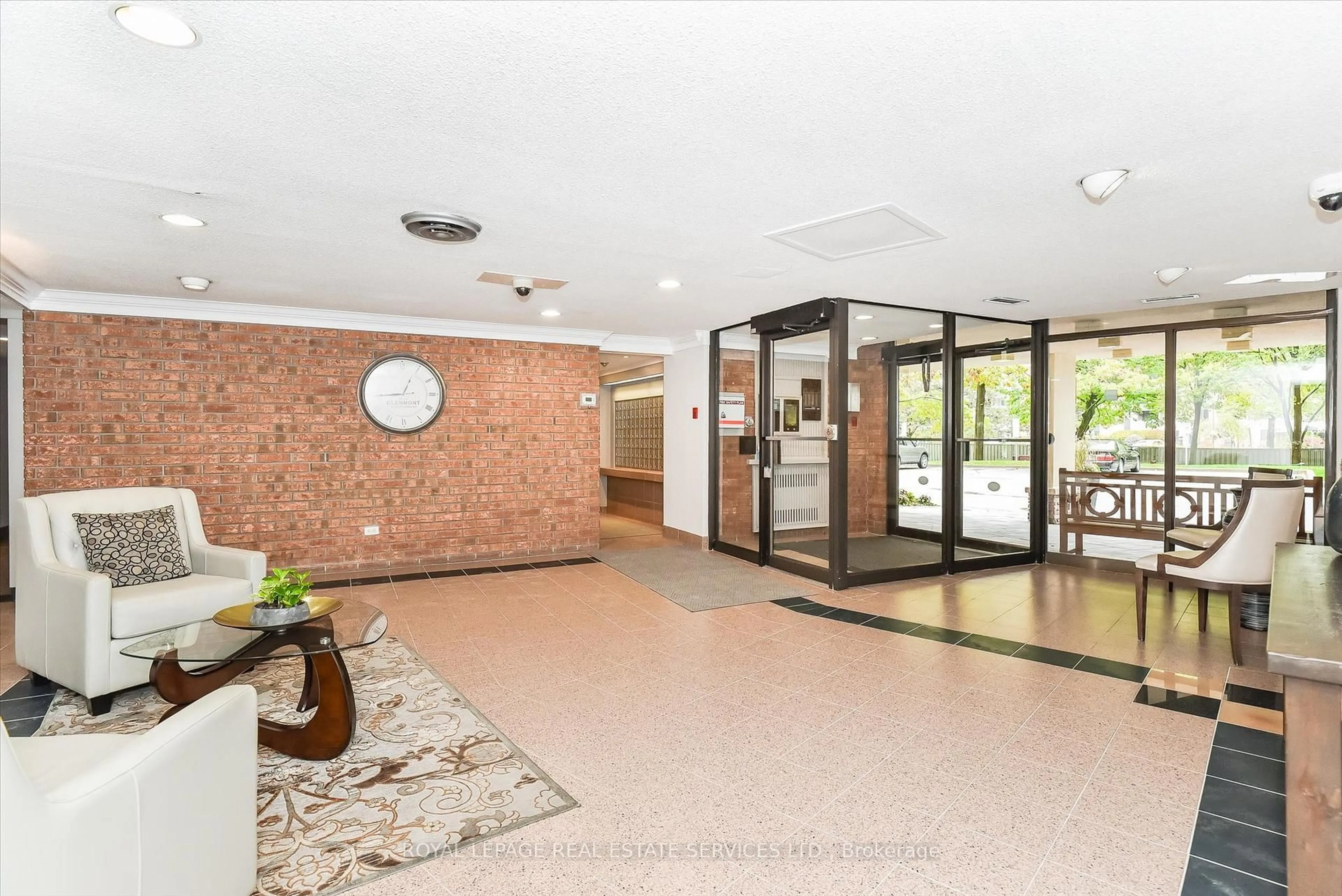 Indoor foyer for 1240 Marlborough Crt #702, Oakville Ontario L6H 3K7