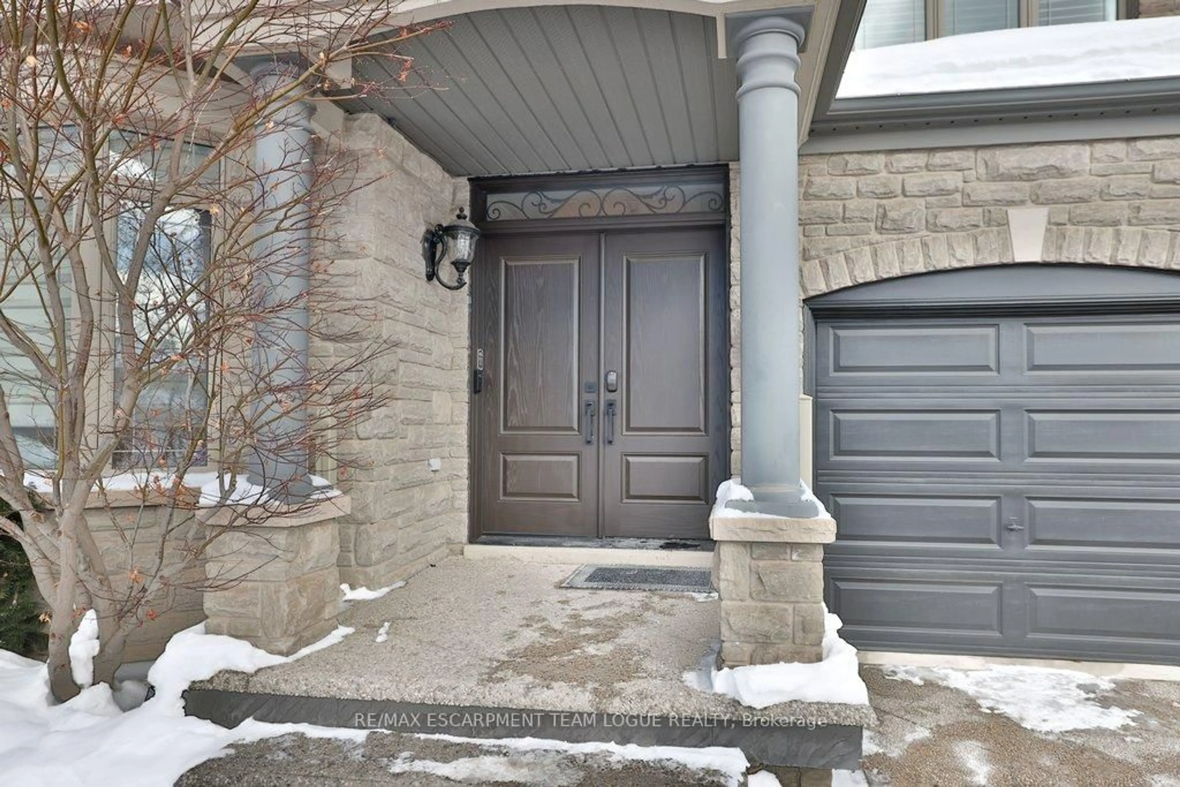 Indoor entryway for 2253 Colonel William Pkwy, Oakville Ontario L6M 0B6
