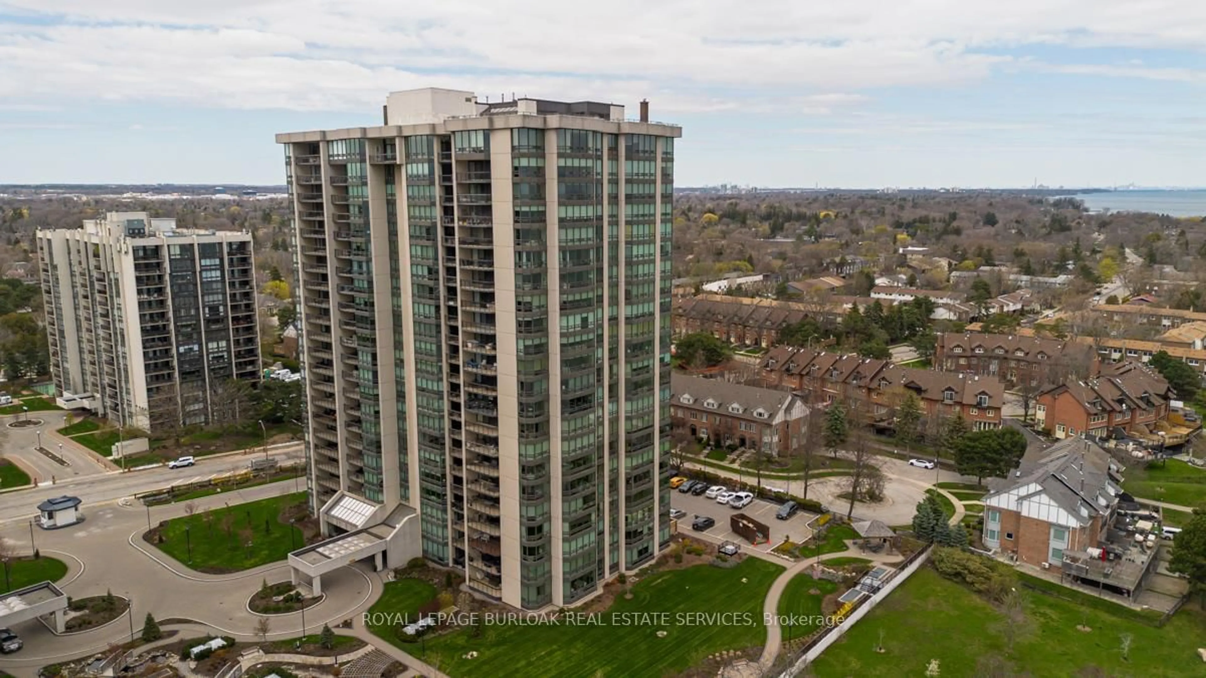 A pic from outside/outdoor area/front of a property/back of a property/a pic from drone, city buildings view from balcony for 2170 Marine Dr #2008, Oakville Ontario L6L 5V1