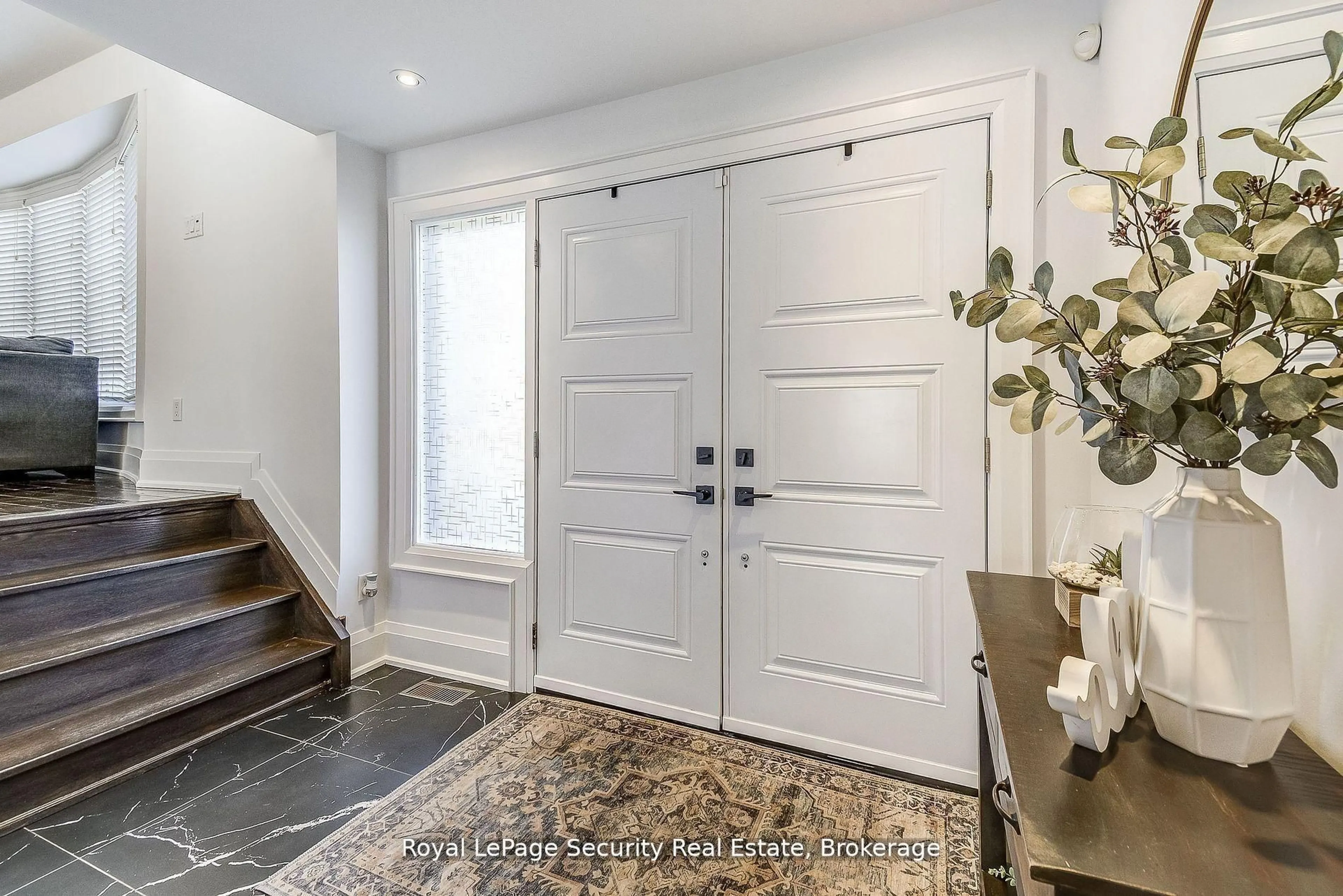 Indoor entryway for 11310 Trafalgar Rd, Halton Hills Ontario L7G 4S5