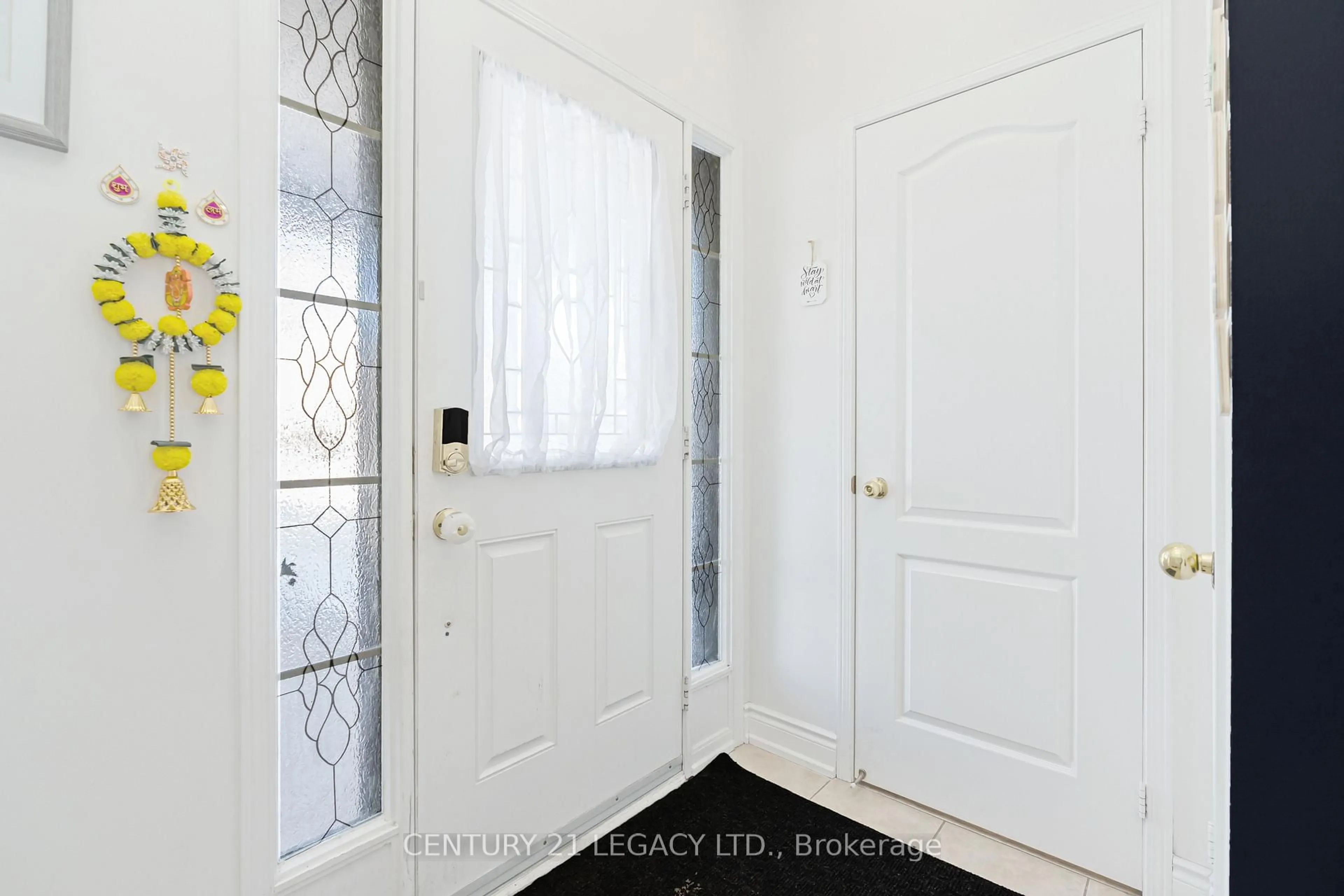 Indoor entryway for 129 Sugarhill Dr, Brampton Ontario L7A 3X4