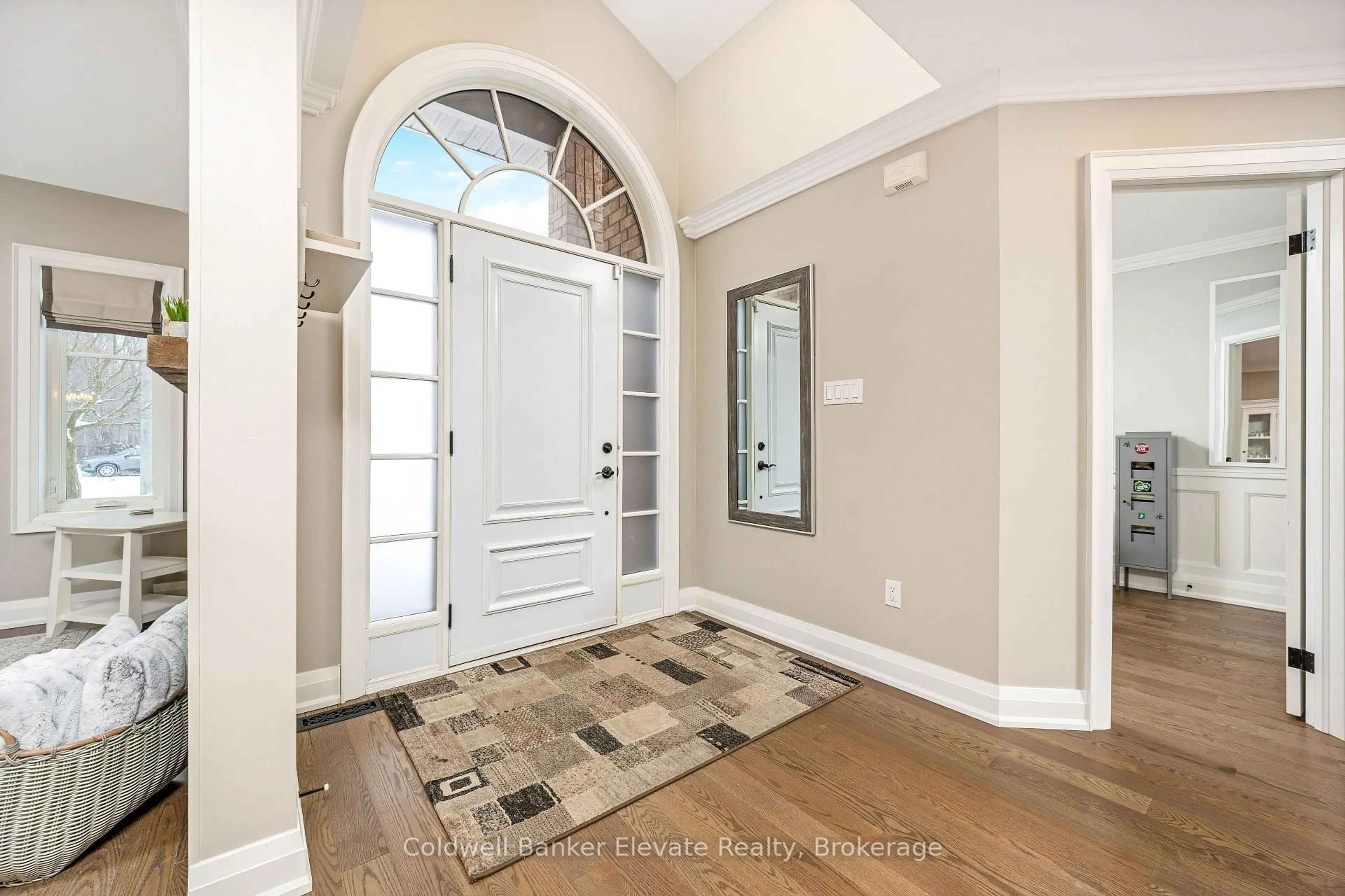 Indoor entryway for 43 Newman Pl, Halton Hills Ontario L7G 6A6