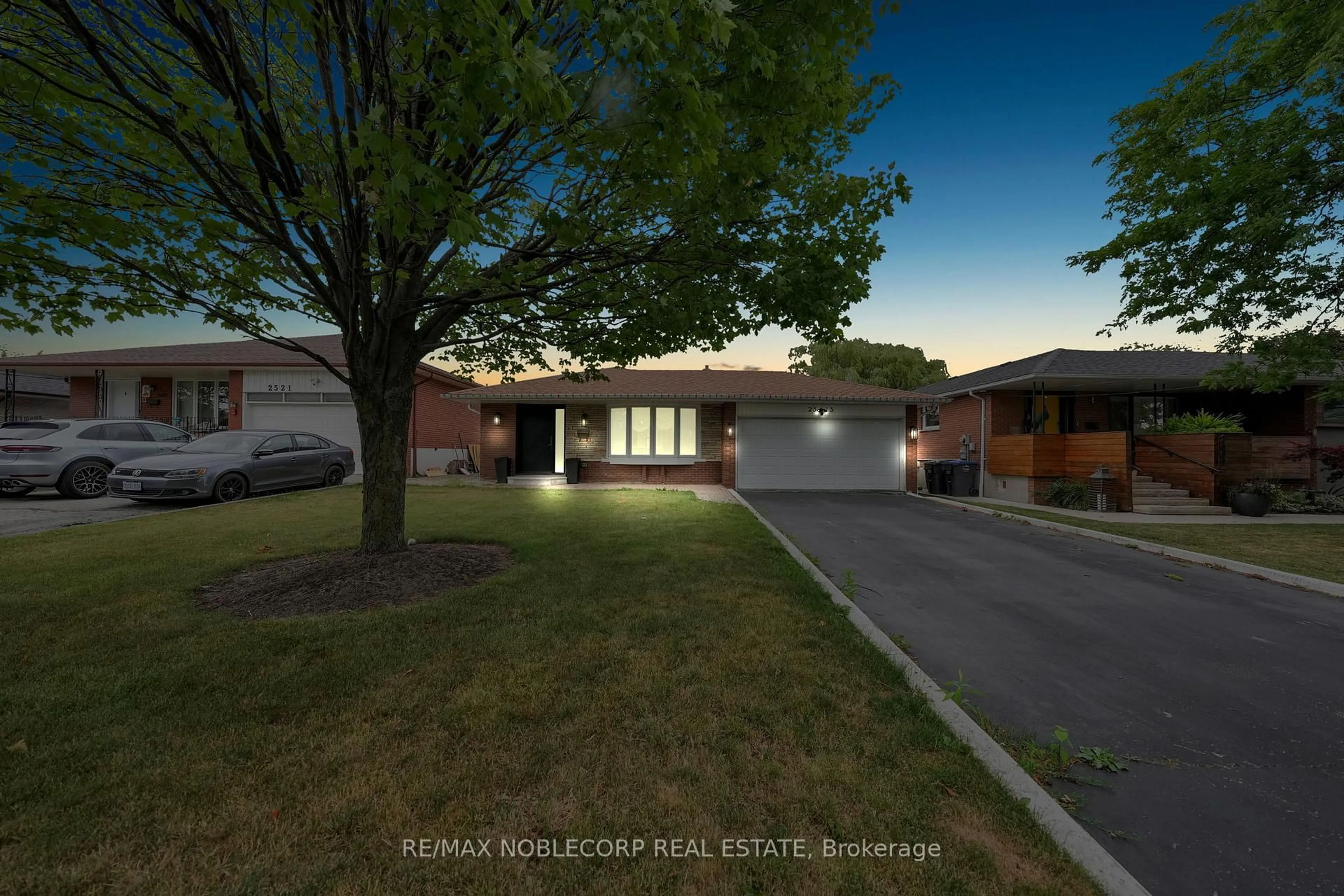 A pic from outside/outdoor area/front of a property/back of a property/a pic from drone, street for 2515 Hensall St, Mississauga Ontario L5A 2T1