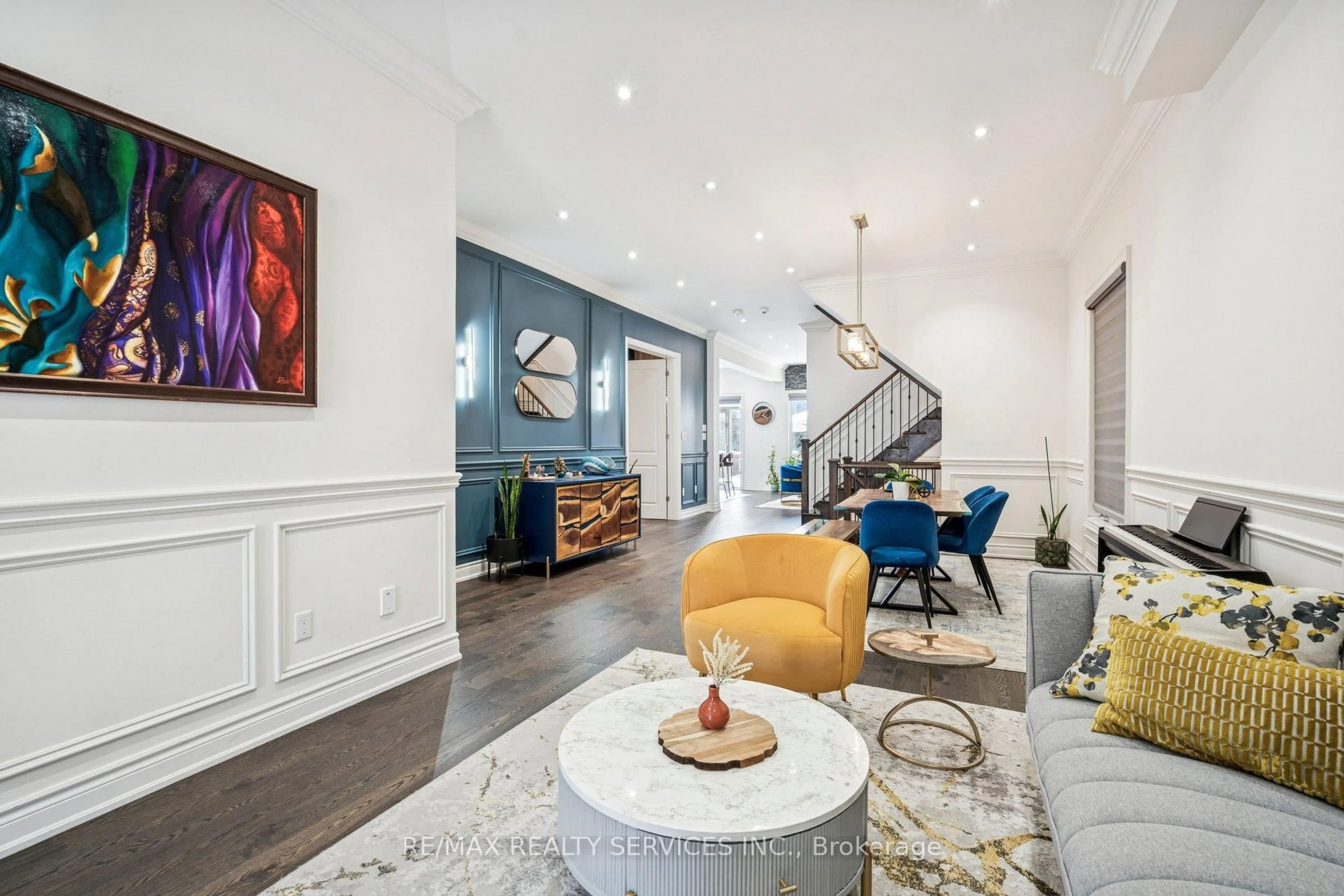 Living room with furniture, unknown for 36 Lionhead Golf Club Rd, Brampton Ontario L6Y 1P3