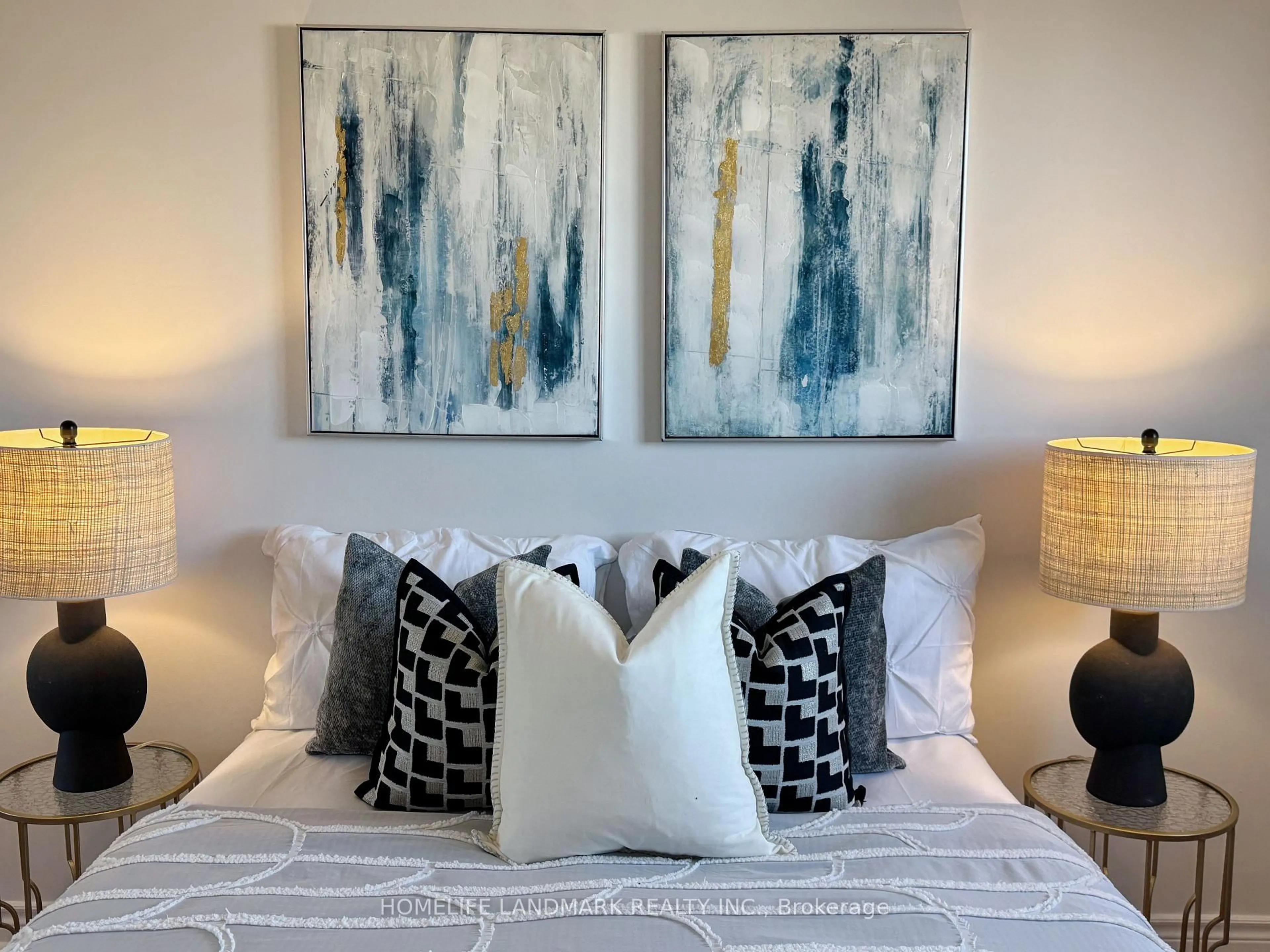 Bedroom with bed, unknown for 5159 Sunray Dr, Mississauga Ontario L5R 2T9