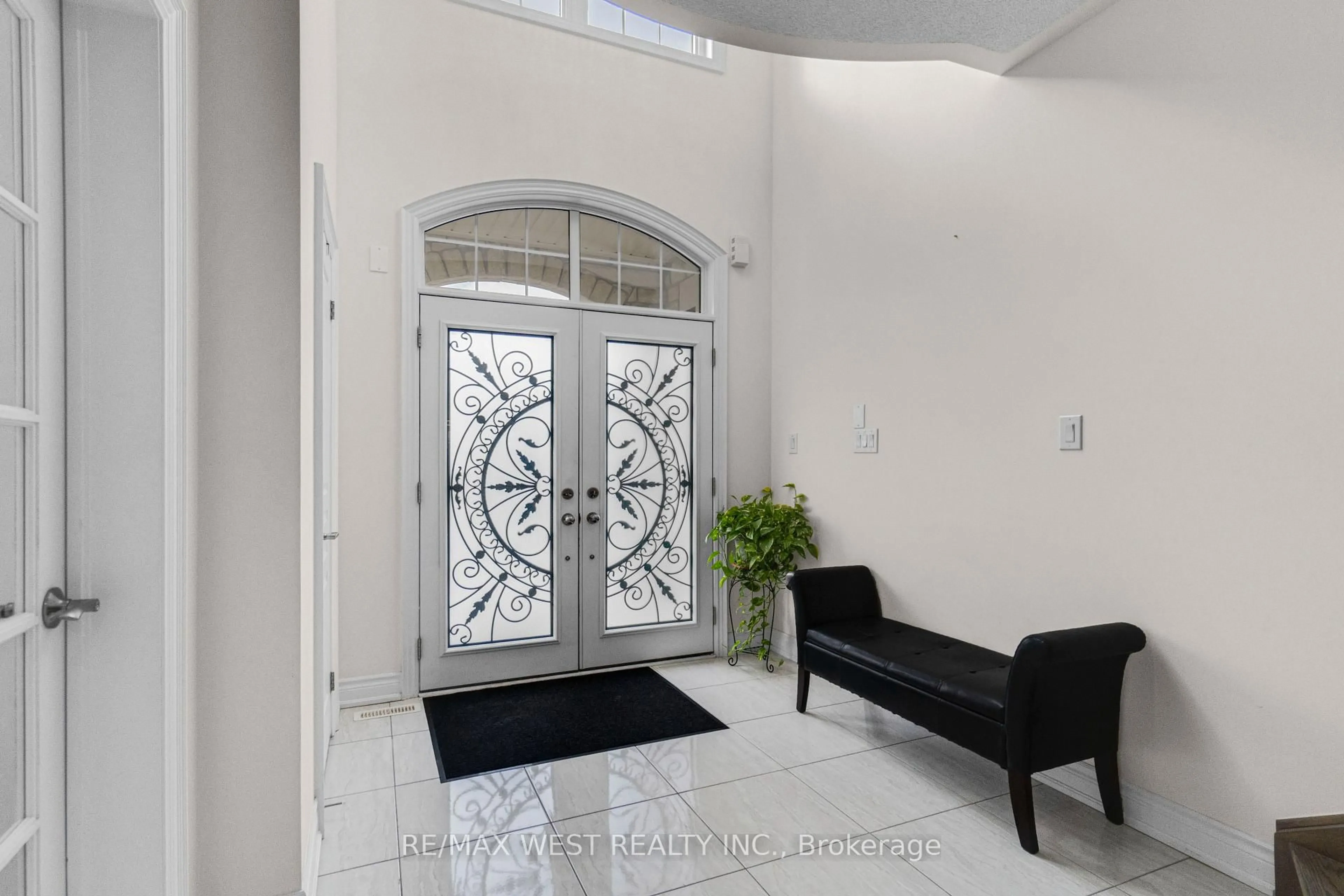 Indoor foyer for 5 Aries St, Brampton Ontario L6Y 5Z2