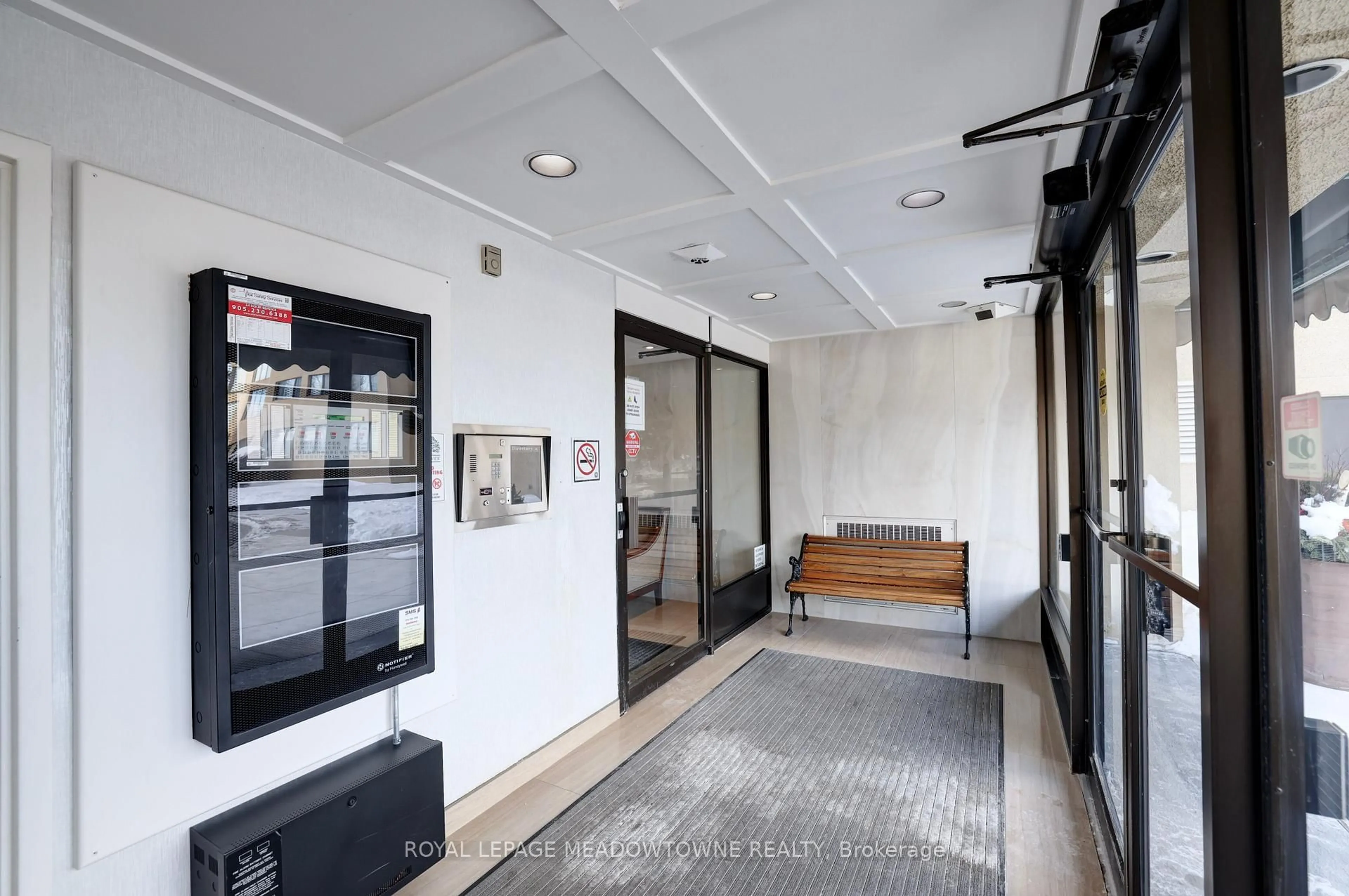 Indoor foyer for 6500 Montevideo Rd #1215, Mississauga Ontario L5N 3T6