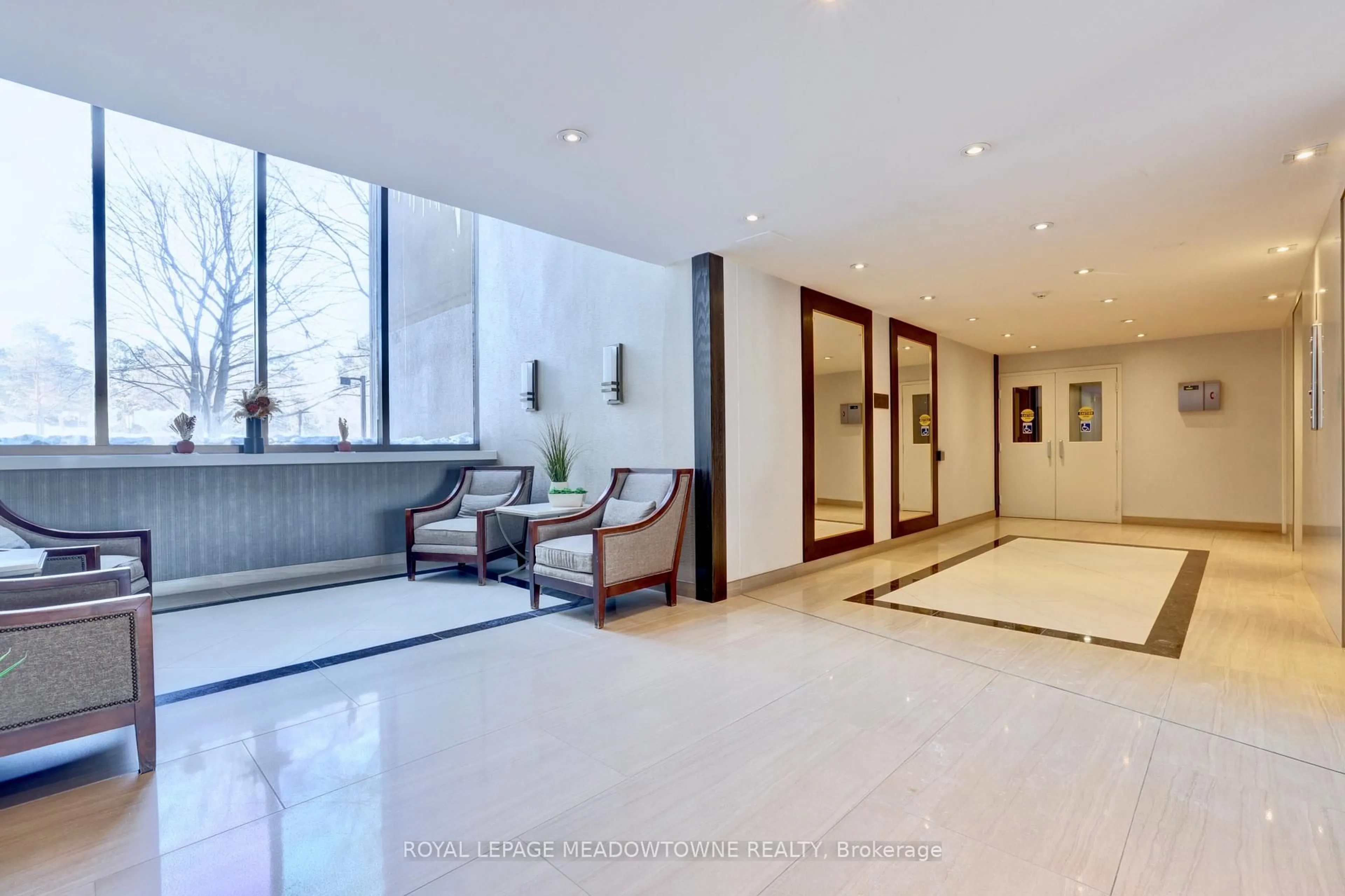 Indoor foyer for 6500 Montevideo Rd #1215, Mississauga Ontario L5N 3T6