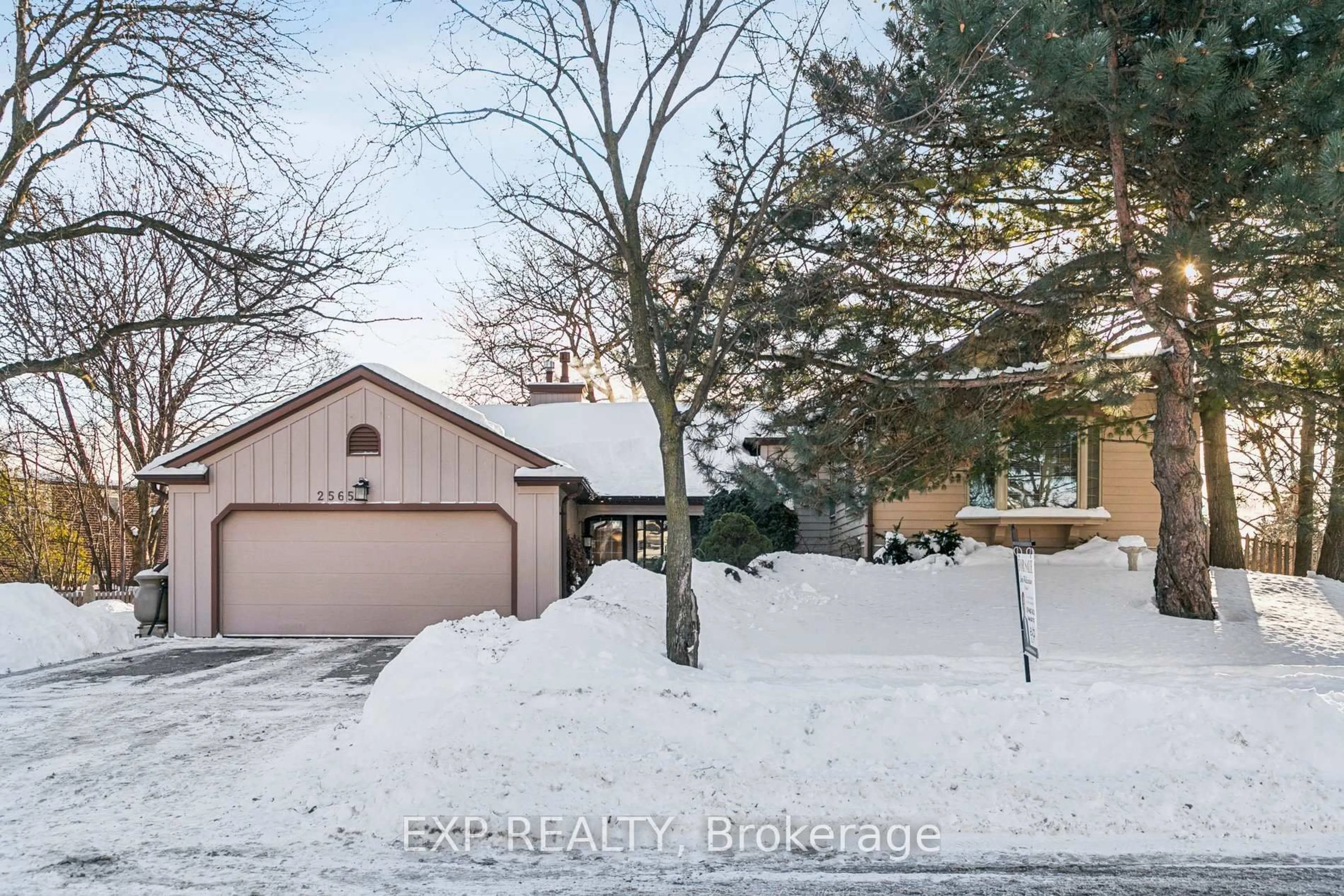 A pic from outside/outdoor area/front of a property/back of a property/a pic from drone, street for 2565 Claymore Cres, Mississauga Ontario L5C 3A2