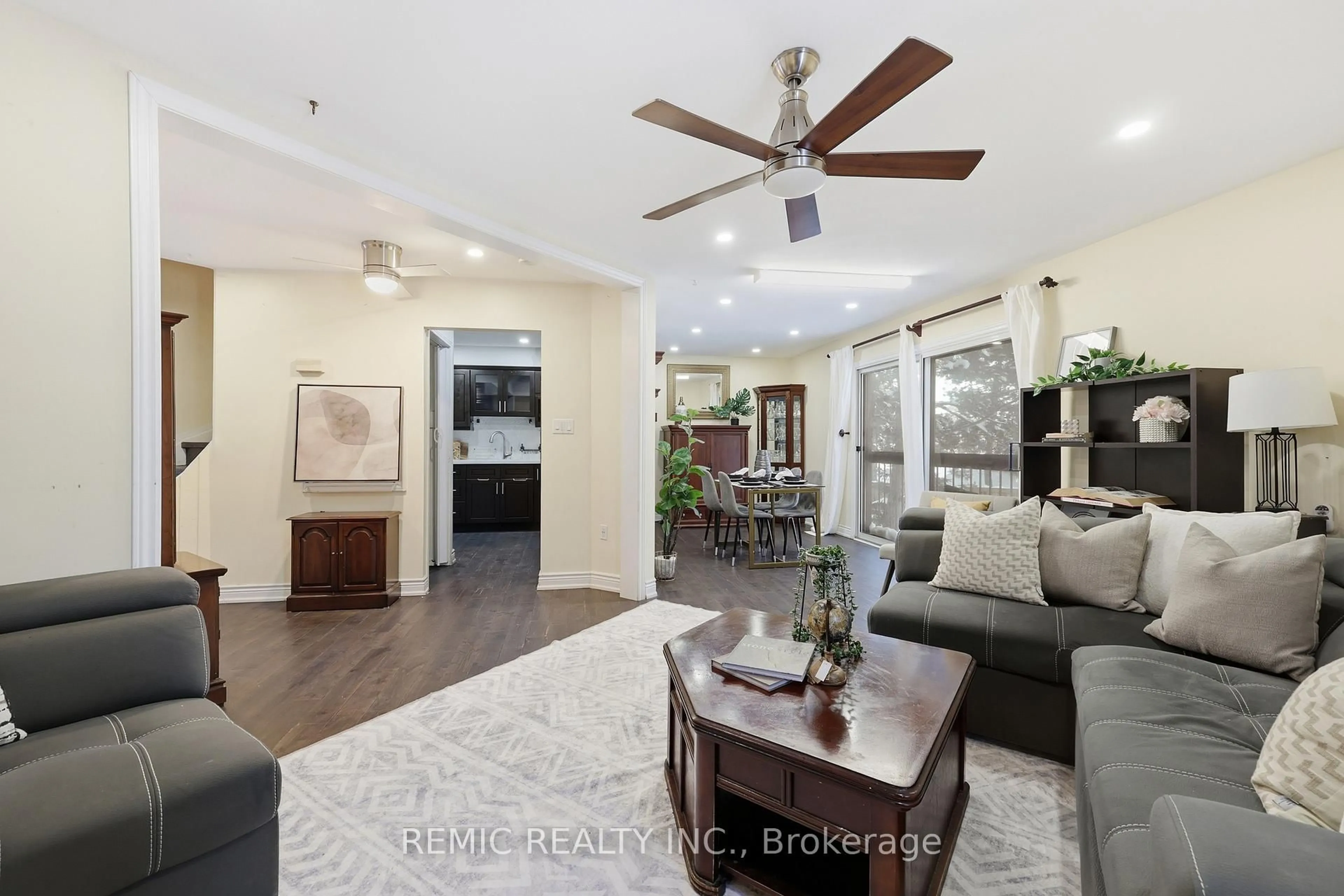 Living room with furniture, unknown for 6855 Glen Erin Dr #18, Mississauga Ontario L5N 1P6