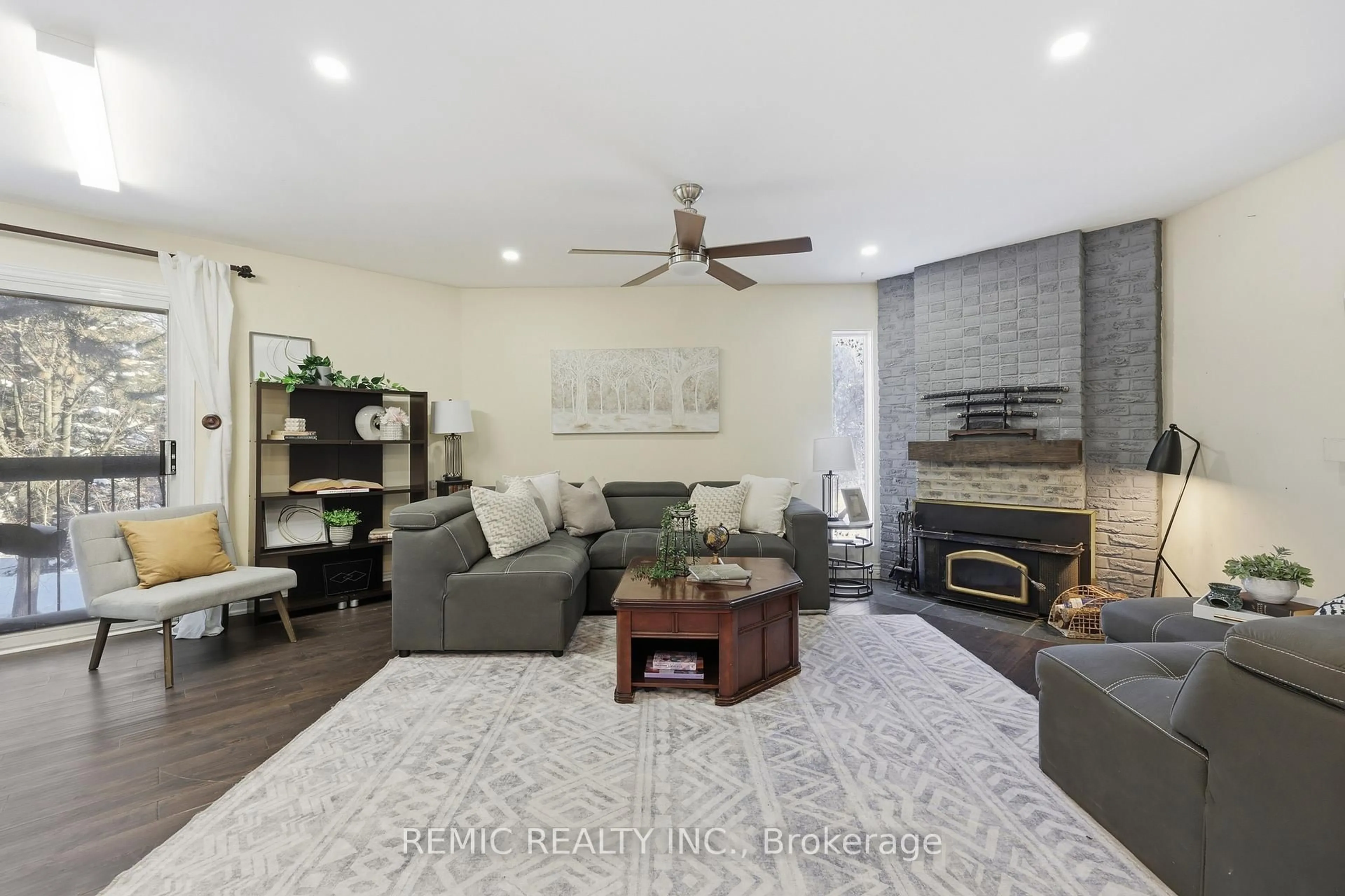 Living room with furniture, unknown for 6855 Glen Erin Dr #18, Mississauga Ontario L5N 1P6