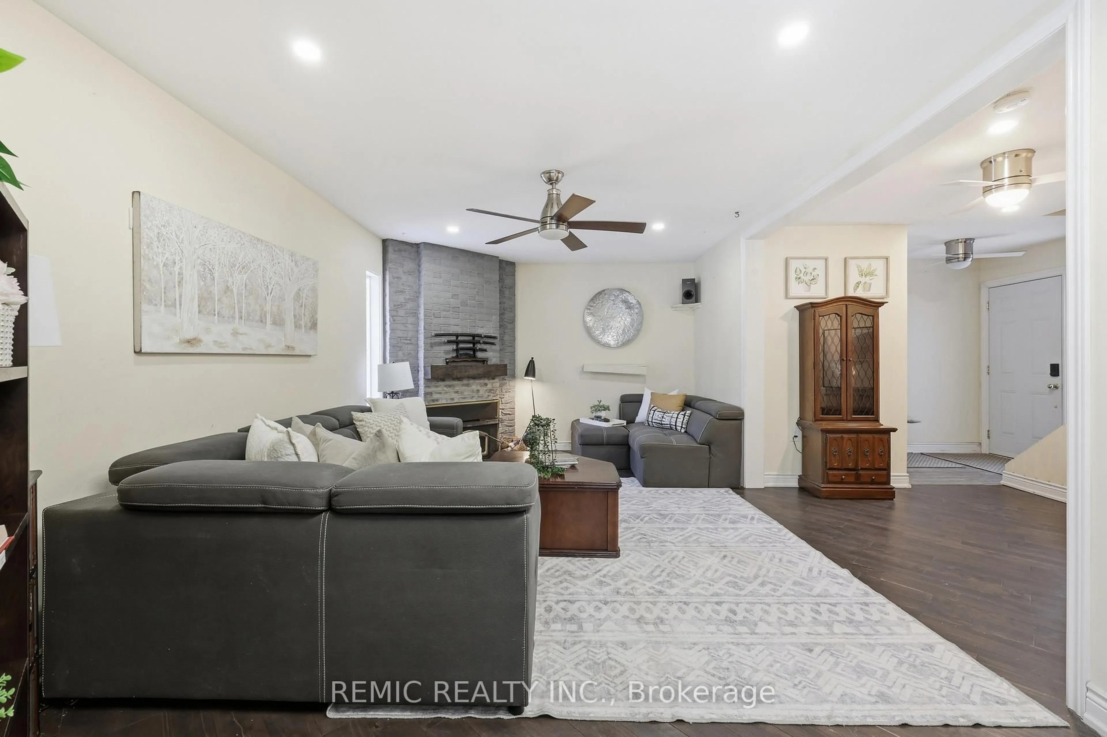 Living room with furniture, unknown for 6855 Glen Erin Dr #18, Mississauga Ontario L5N 1P6