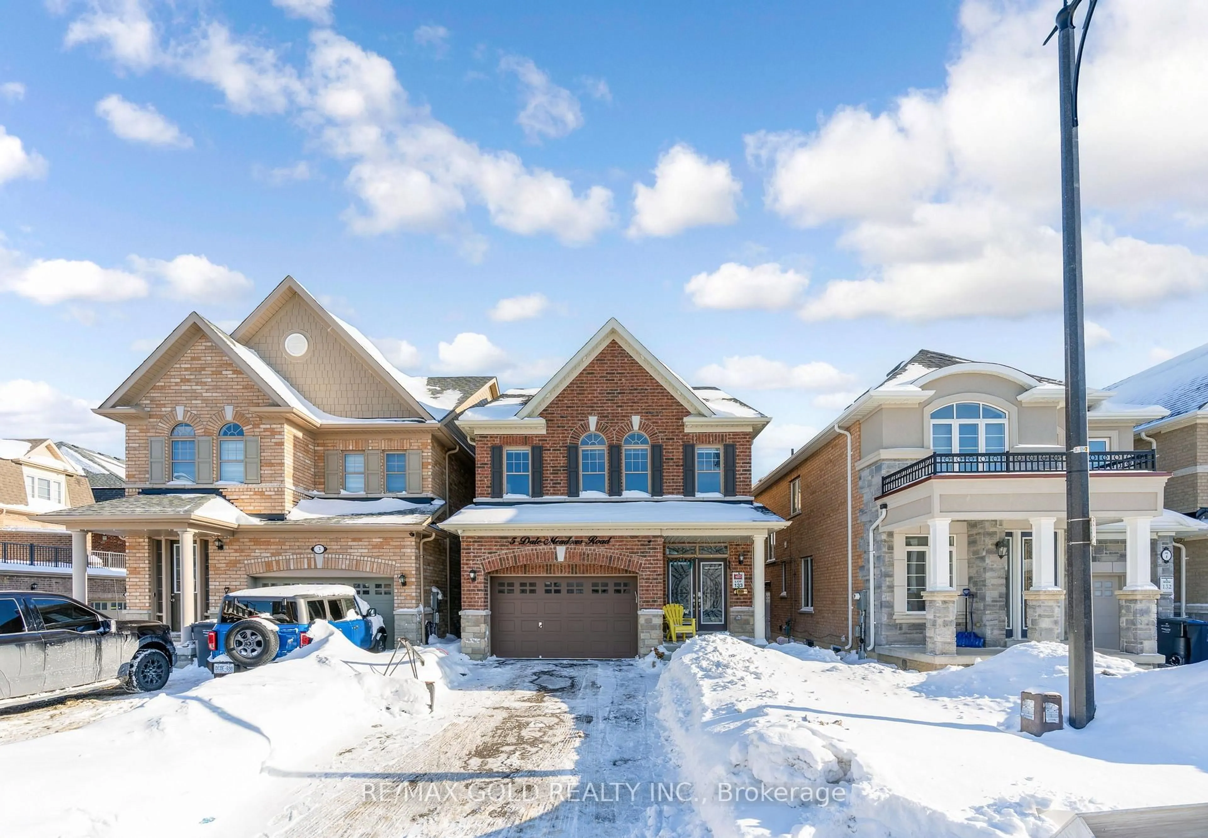 Home with brick exterior material, street for 5 DALE MEADOWS Rd, Brampton Ontario L7A 4Z9