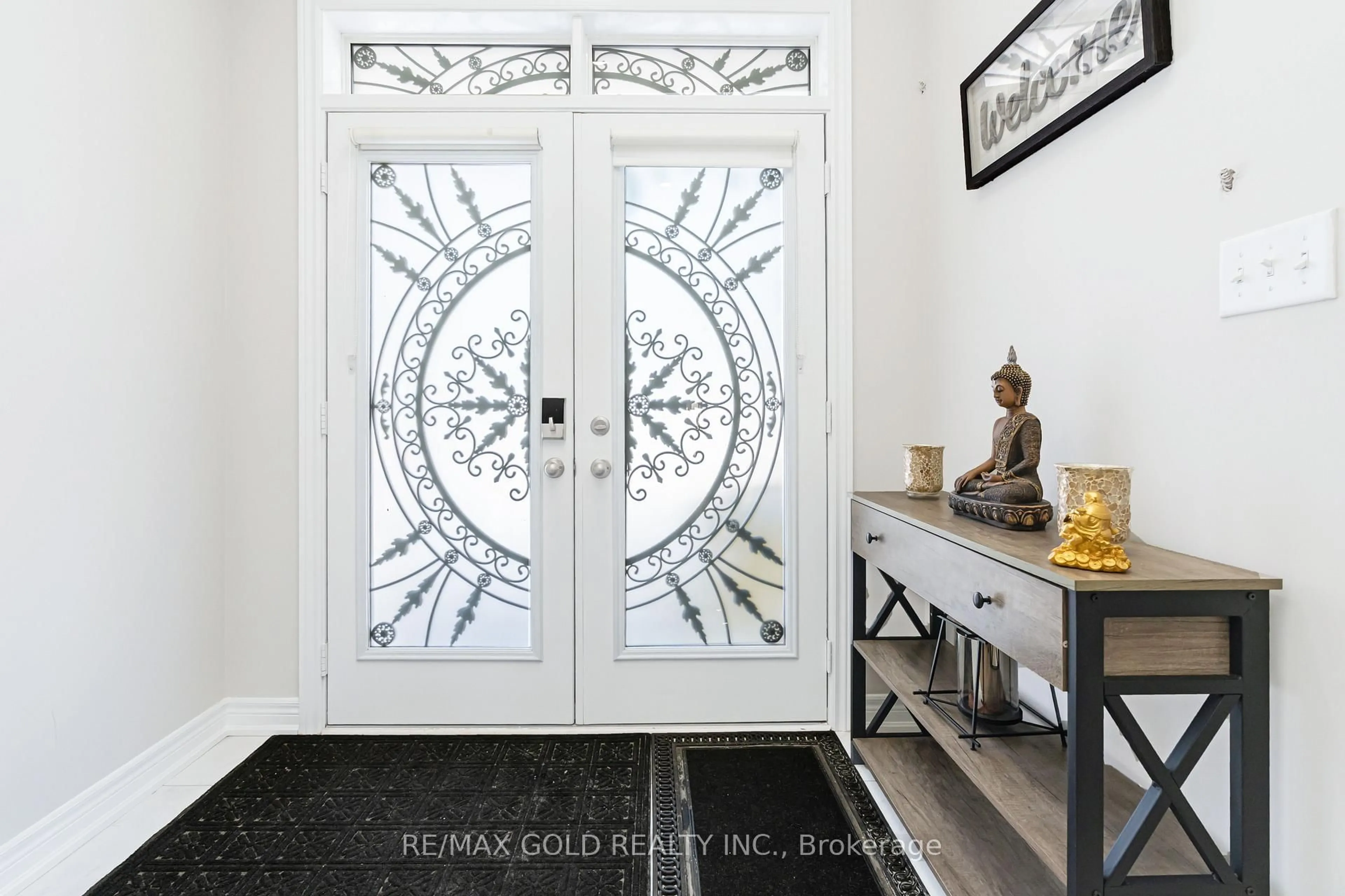 Indoor entryway for 5 DALE MEADOWS Rd, Brampton Ontario L7A 4Z9