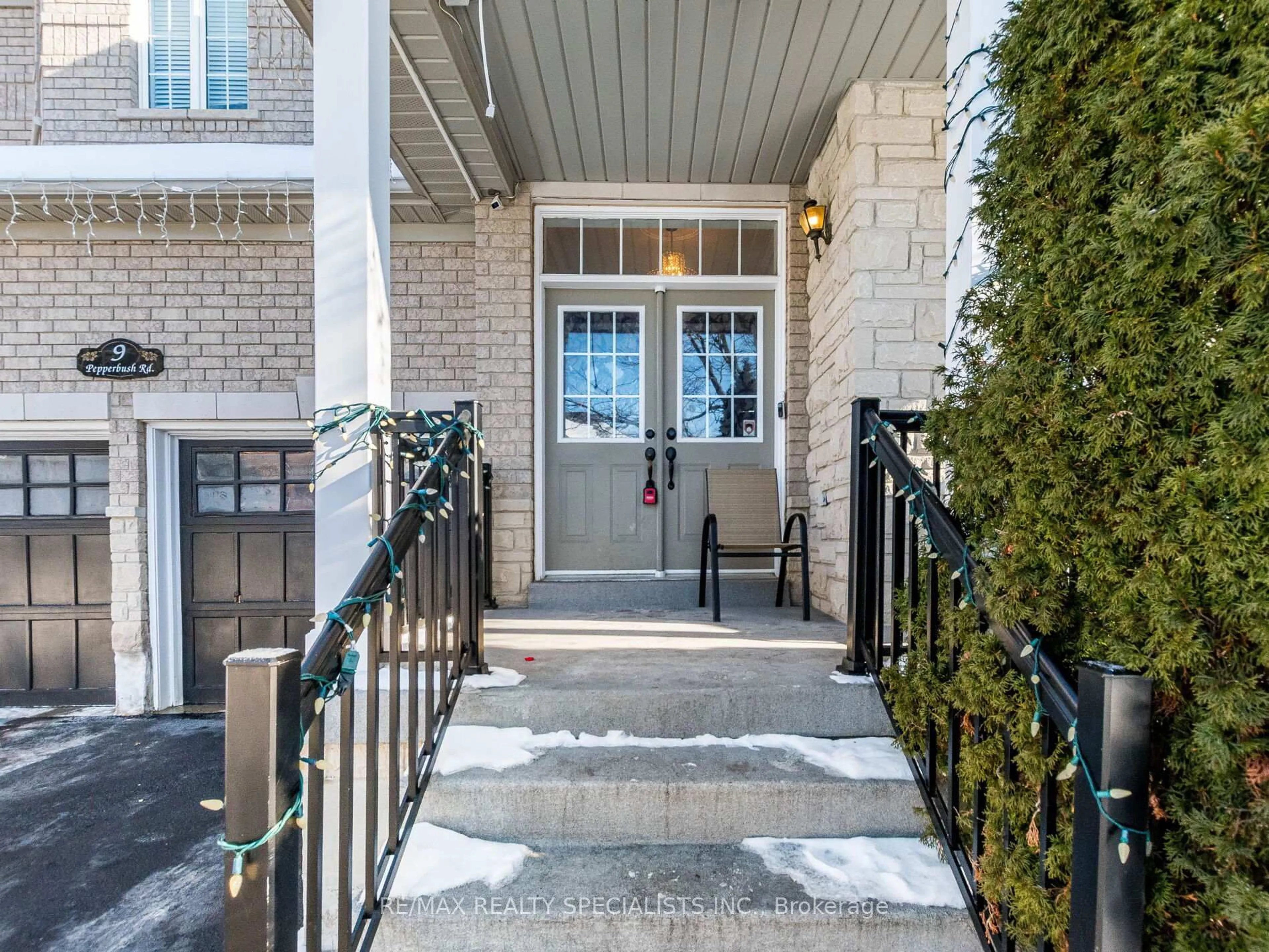 Indoor entryway for 9 Pepperbush Rd, Brampton Ontario L6P 2L5